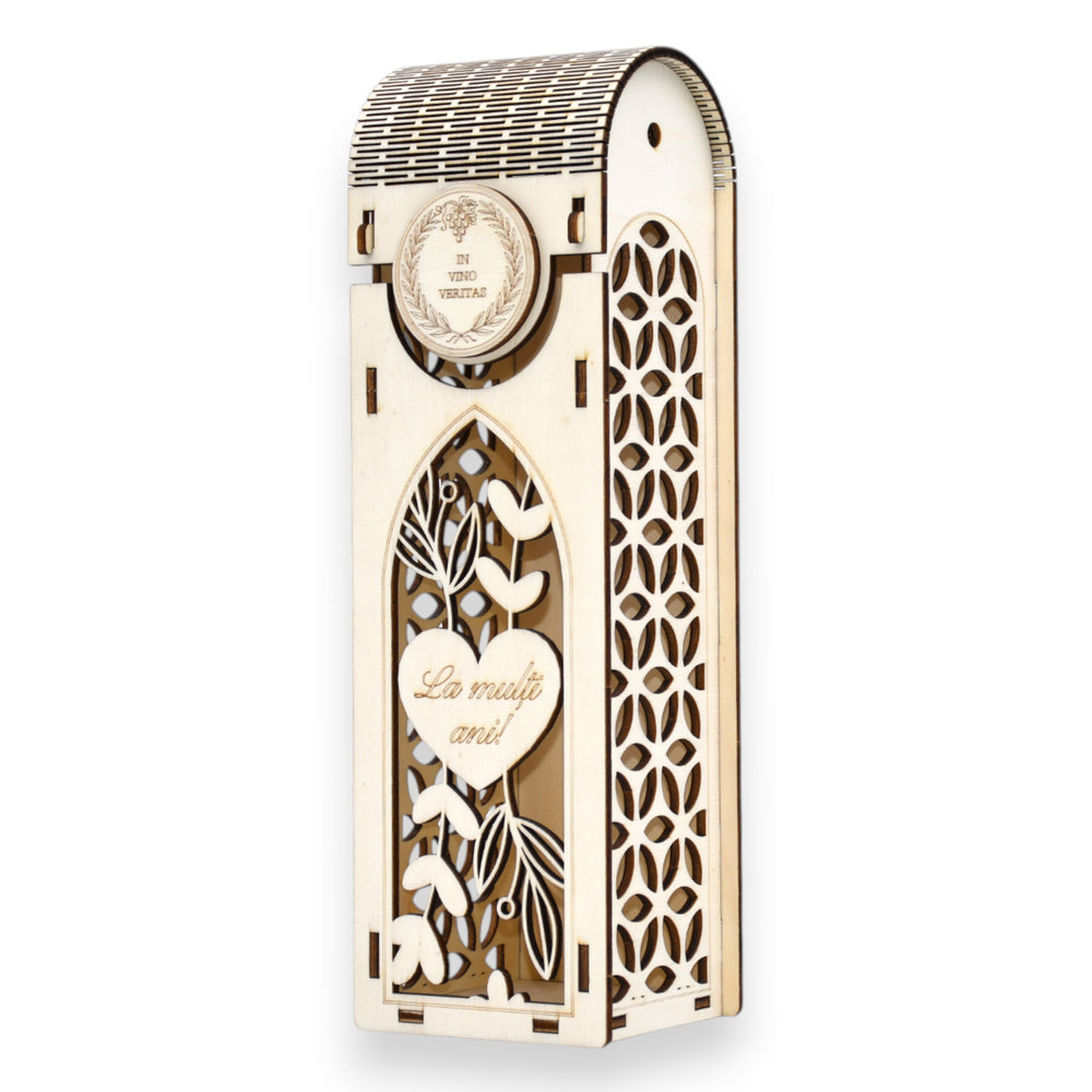 Cutie vin din lemn cu model floral geometric, mesaj gravat „La mulți ani!”, finisaj natural, cadou elegant.