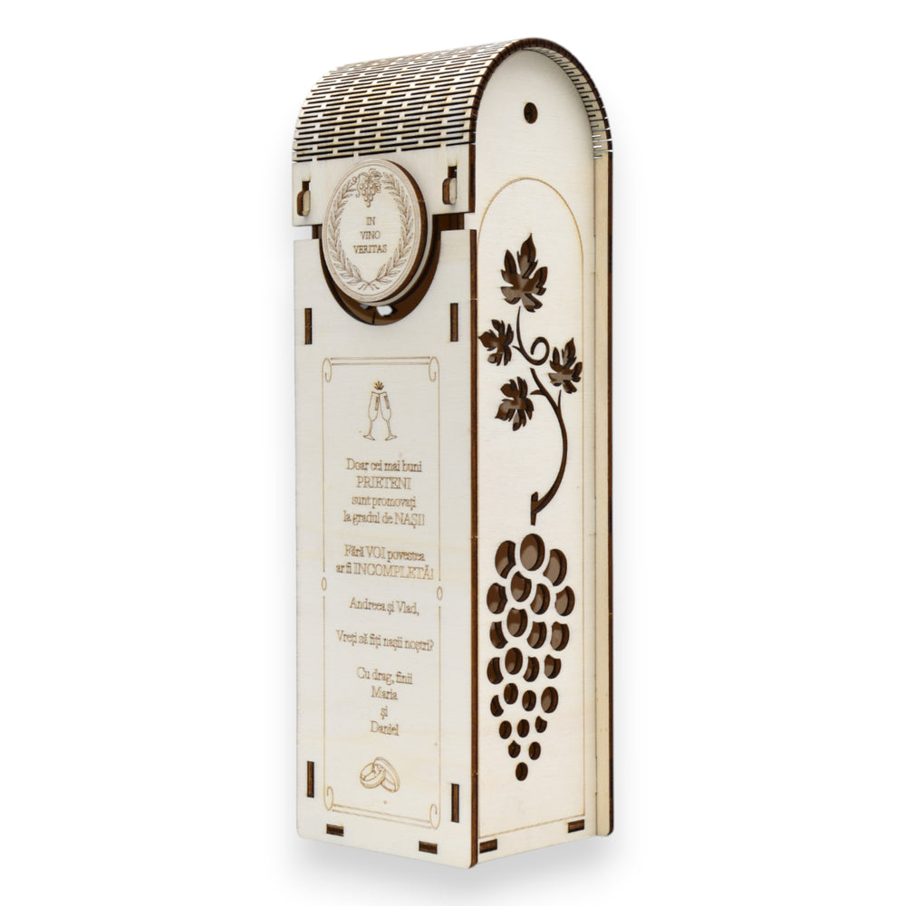 Cutie vin din lemn cu model struguri decupat și gravură pentru invitația nașilor de cununie.