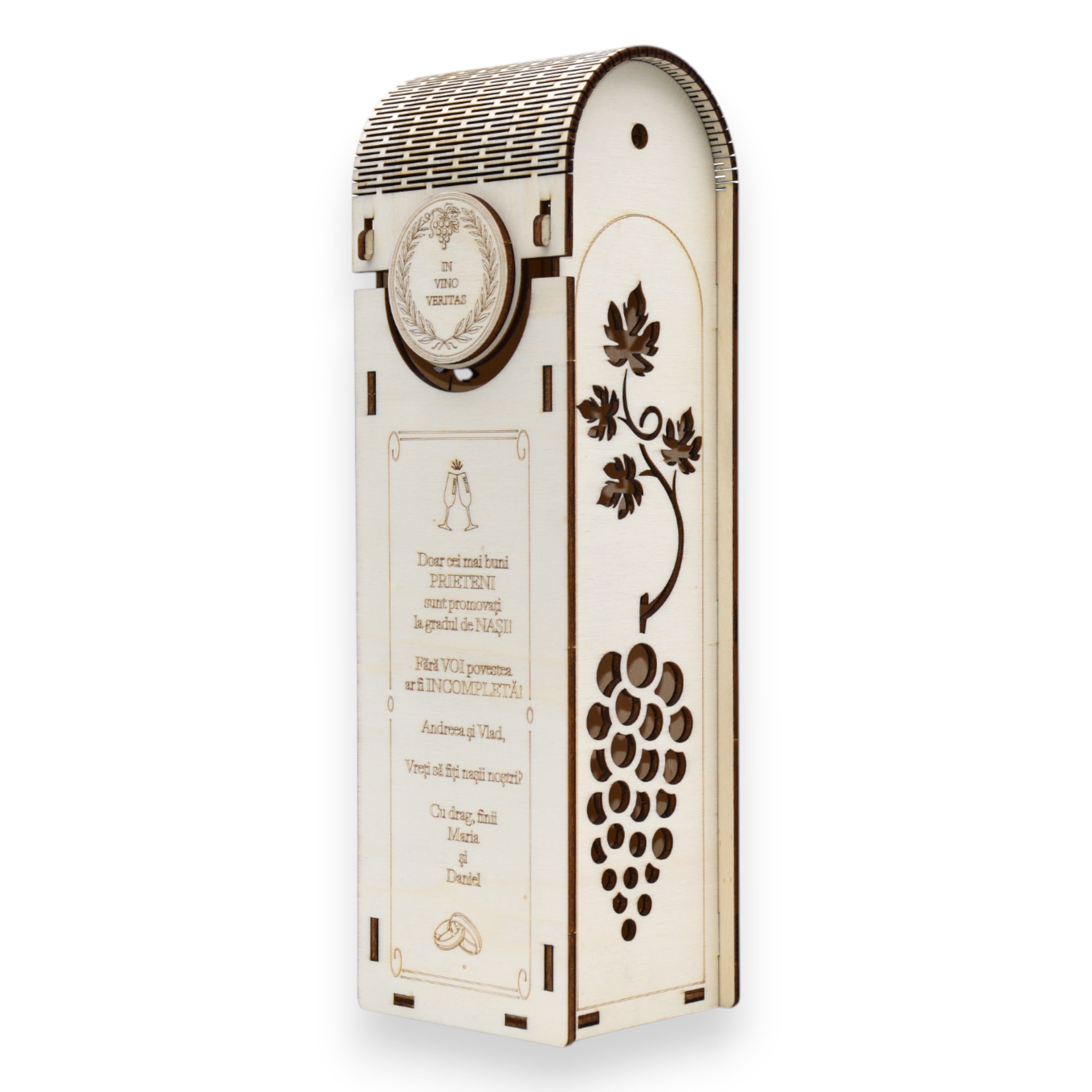 Cutie vin din lemn cu model struguri decupat și gravură pentru invitația nașilor de cununie.