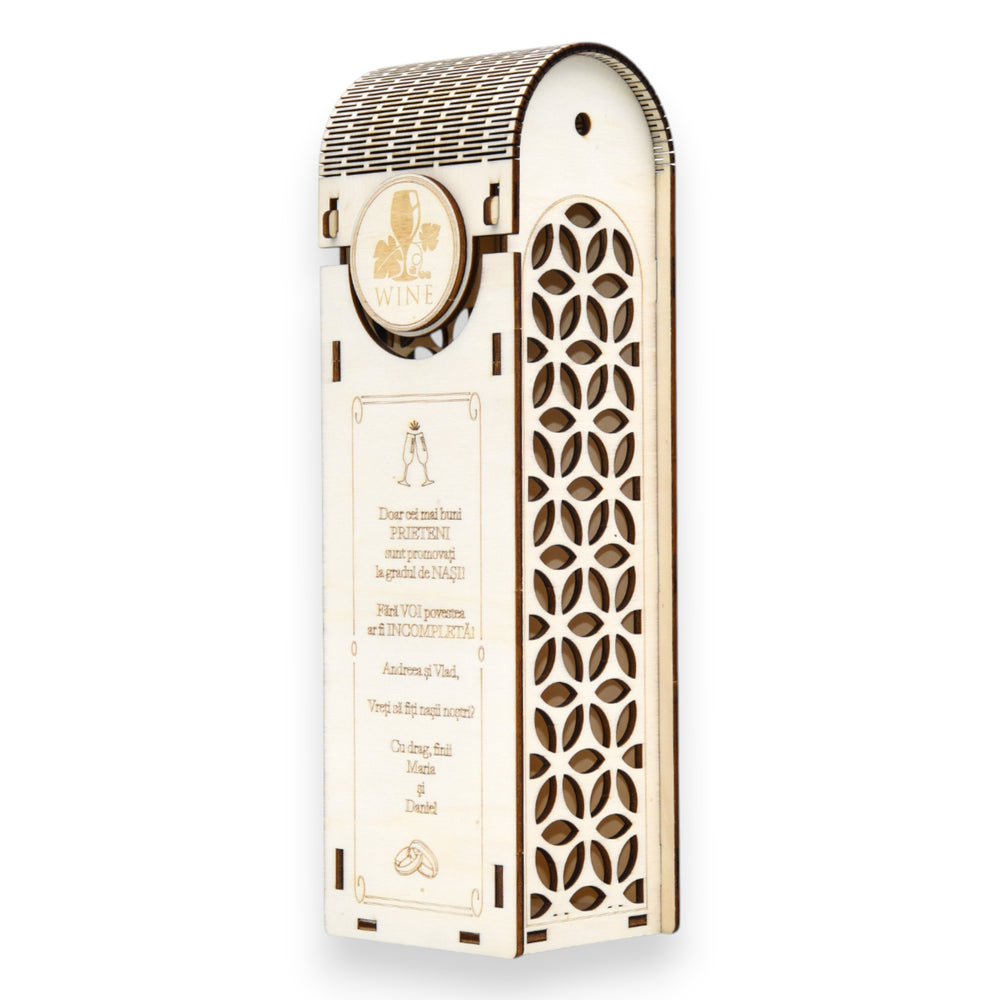 Cutie vin personalizată, din lemn, cu decupaj geometric și mesaj pentru viitorii nași.
