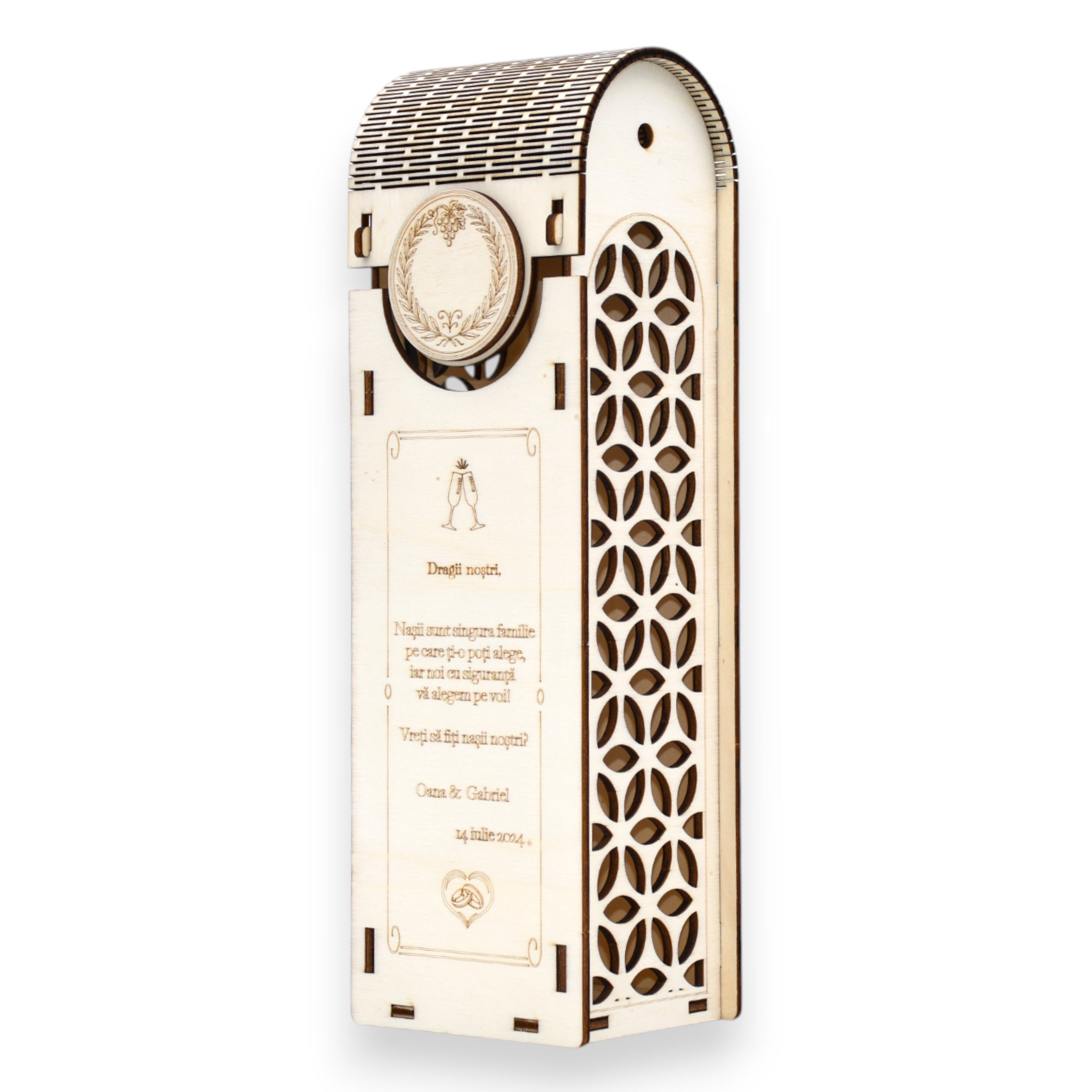 Cutie vin elegantă cu model floral decupat și gravură personalizată pentru ocazii speciale.