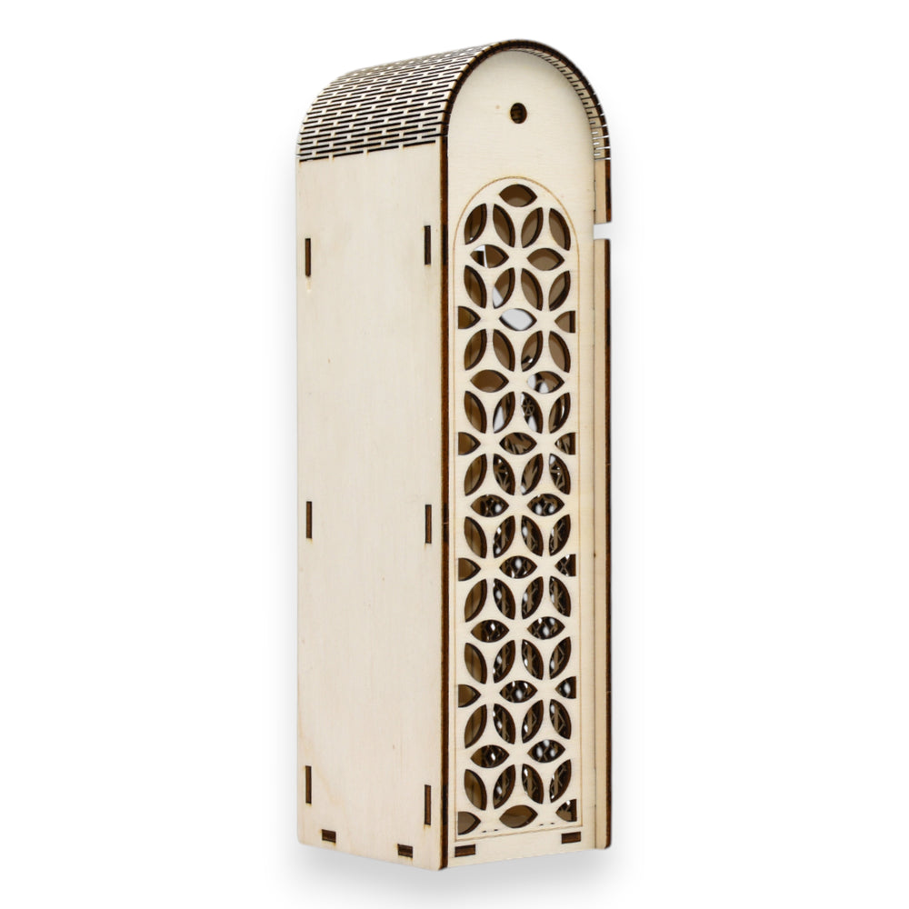 Cutie vin din lemn cu model geometric decupat, finisaj premium, ideală pentru cadou elegant.