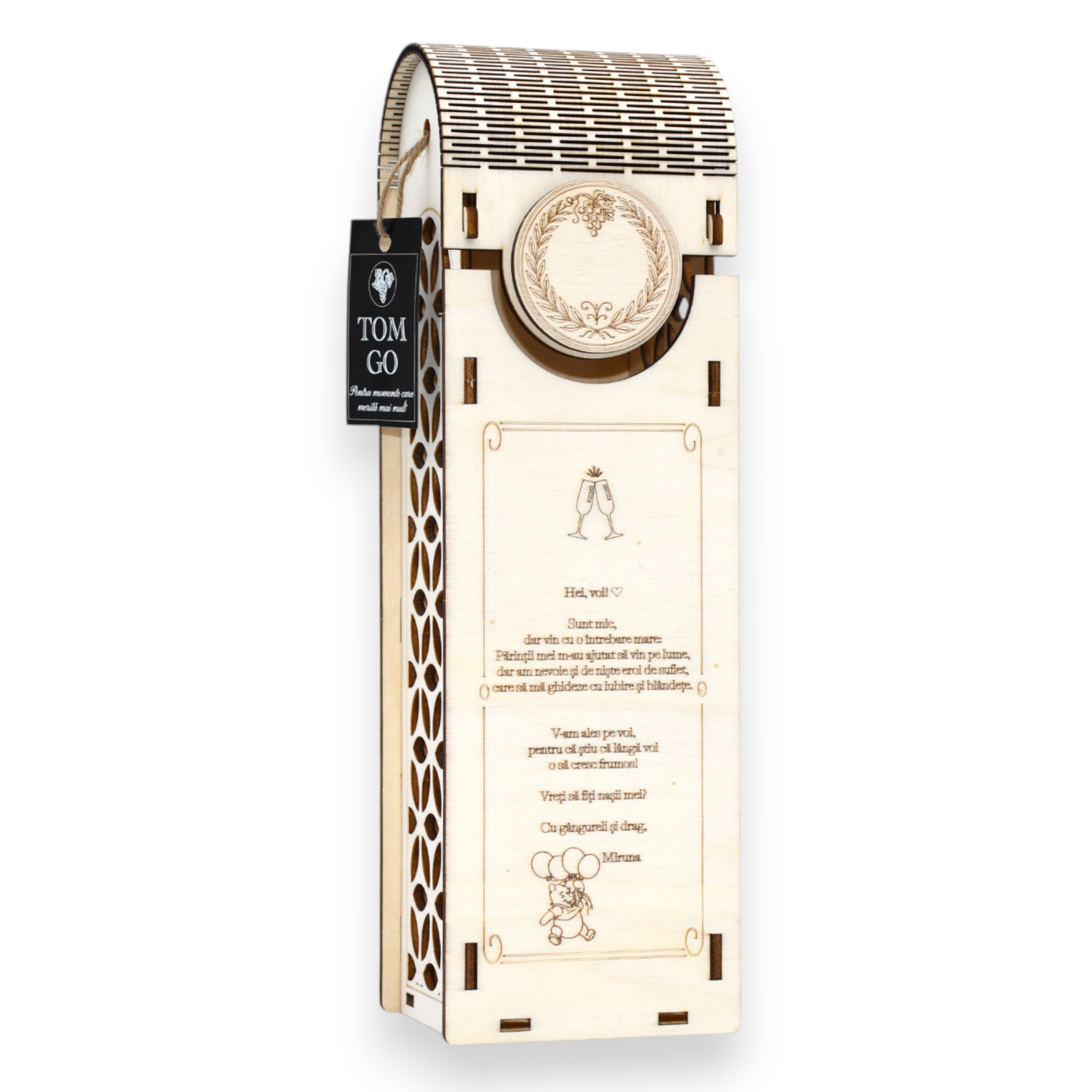 Cutie elegantă din lemn cu design geometric perforat și mesaj gravat, perfectă pentru ocazii speciale.