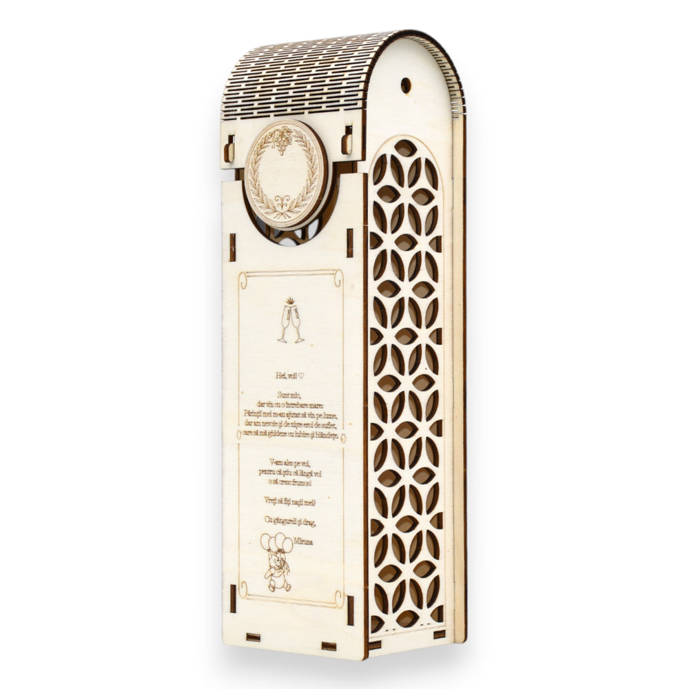 Cutie personalizată pentru sticlă de vin, din lemn, cu motive geometrice decupate și gravură artistică.