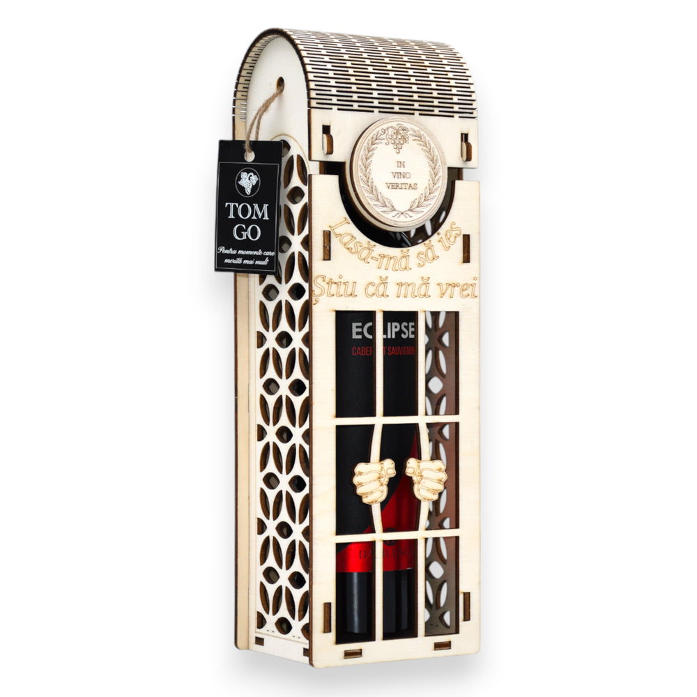 Ambalaj vin lemn cu mesaj amuzant „Lasă-mă să ies, știu că mă vrei” și mâini 3D pe gratii