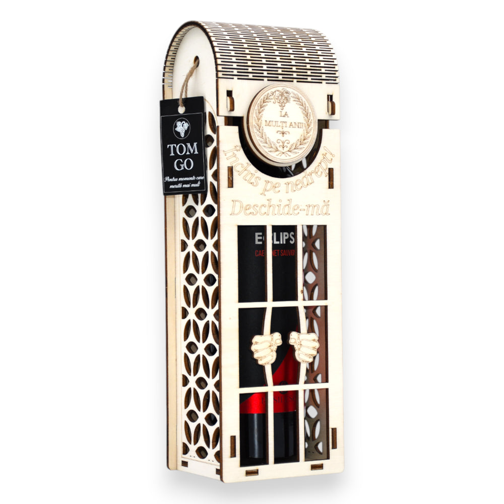 Cutie decorativă pentru vin cu mesaj „La mulți ani” și mâini 3D la grilaj – ideală pentru aniversări și momente speciale