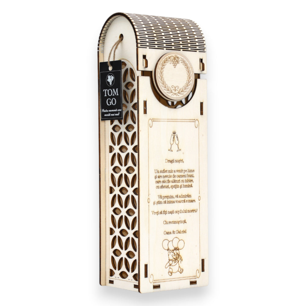 Cutie vin din lemn personalizată cu mesaj gravat și design floral geometric decupat, ideală pentru nuntă sau botez