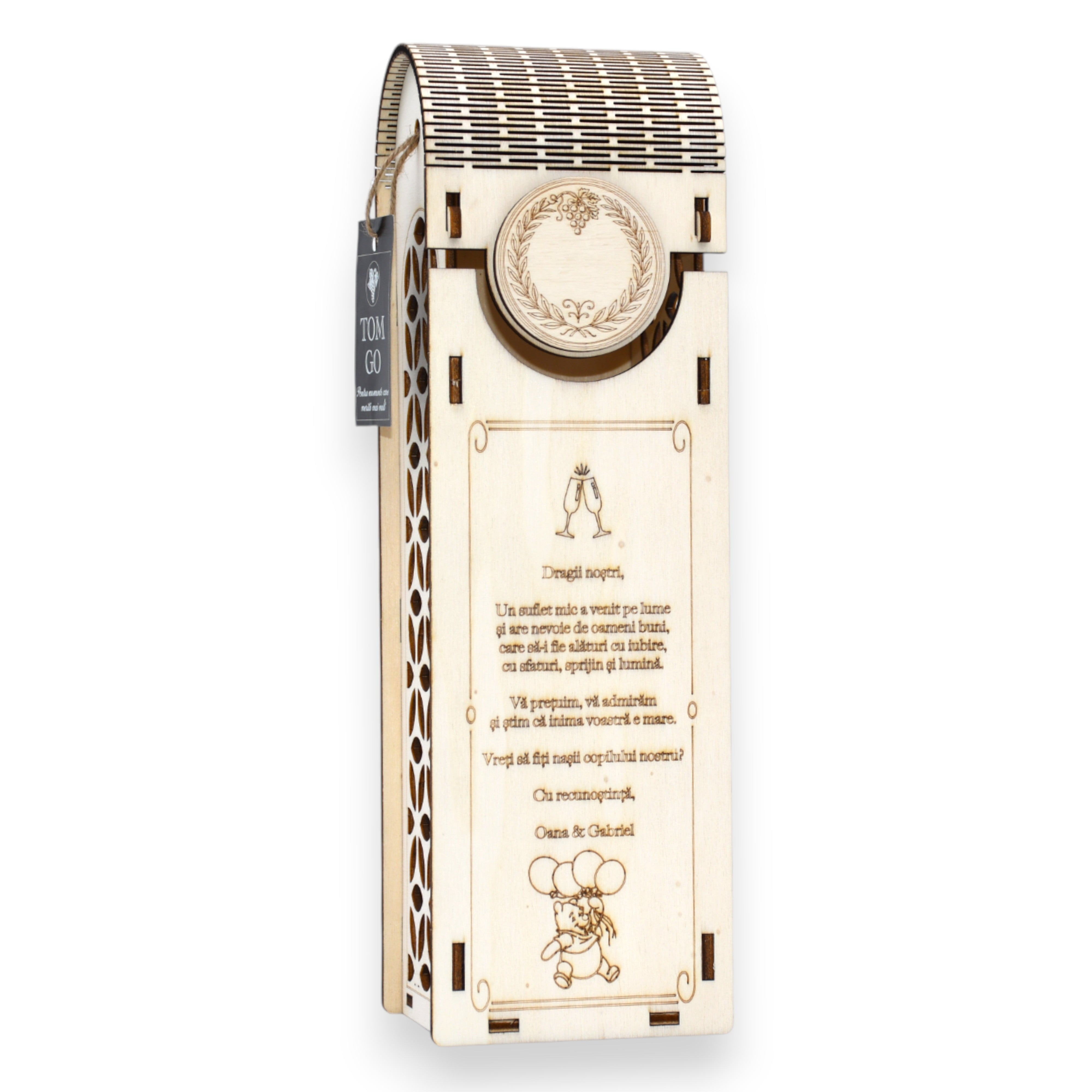 Cutie elegantă din lemn pentru vin, gravată și personalizată, cu model floral geometric decupat pe latura frontală