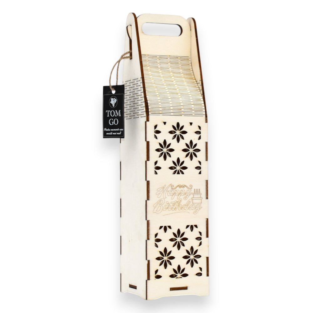 Cutie vin „Happy Birthday” din lemn gravat, cu flori decupate și mâner integrat, ideală pentru cadou aniversar