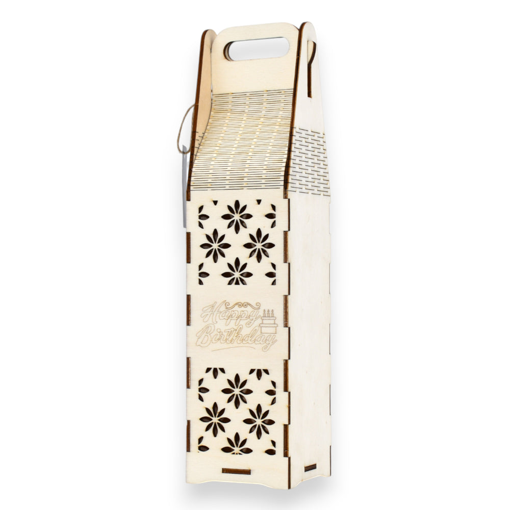 Cutie de vin aniversară din lemn cu text „Happy Birthday”, model floral decupat și mâner pentru transport