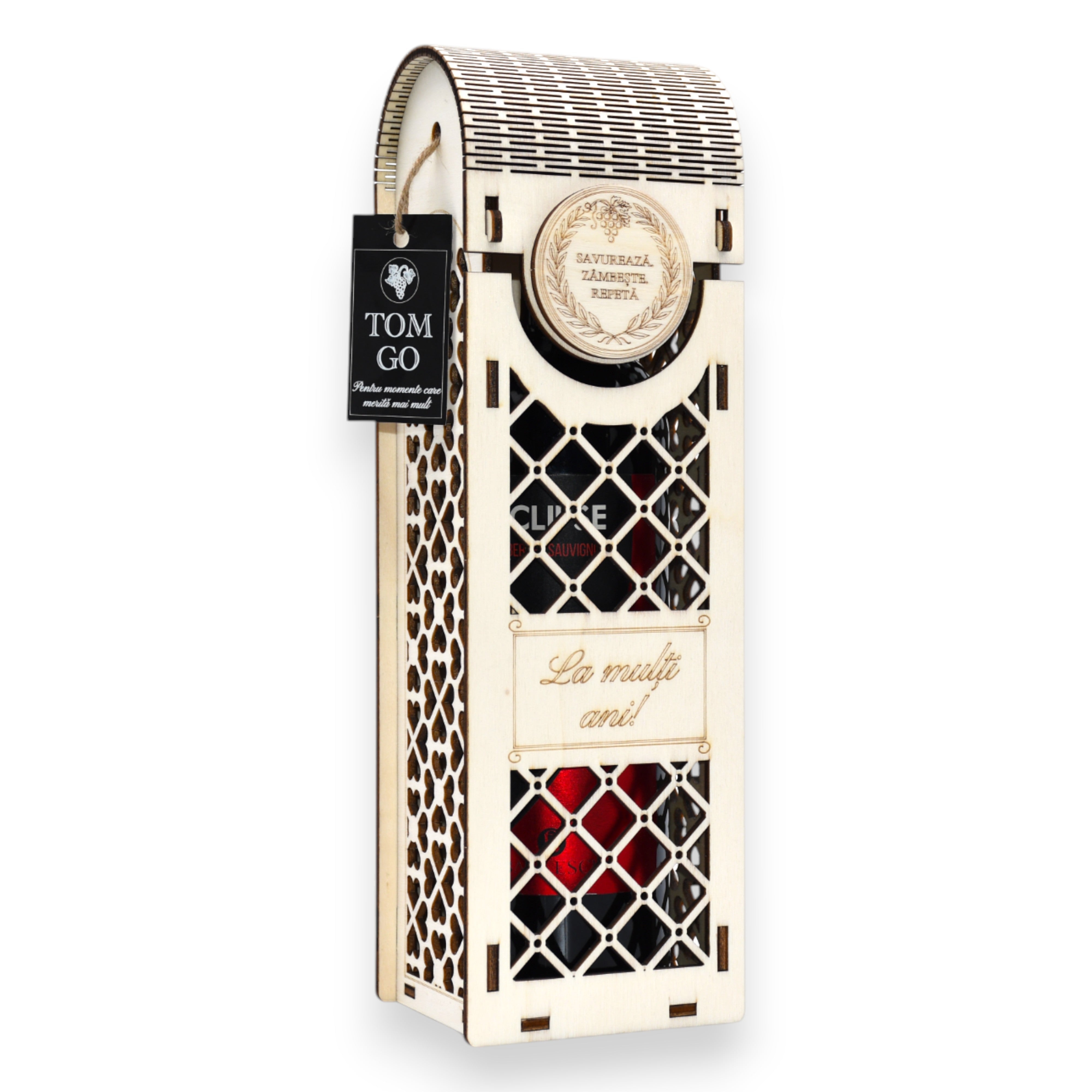 Ambalaj vin din lemn cu motive romboidale și mesaj „La mulți ani!”