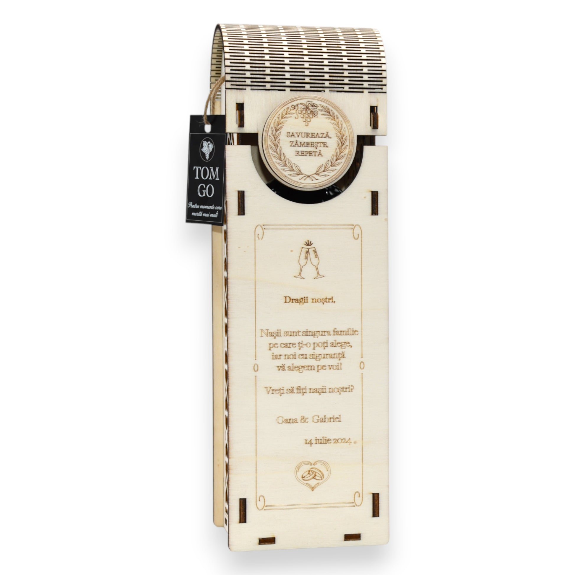 Cutie elegantă din lemn pentru sticlă vin, gravată cu text personalizat, model floral decupat și finisaj natural premium