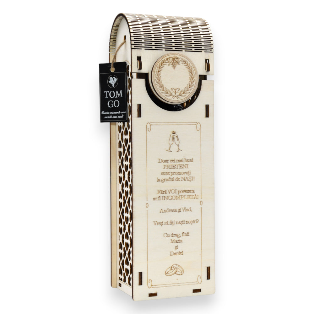 Cutie vin din lemn personalizată cu mesaj gravat pentru invitație nași, model premium Tom Go