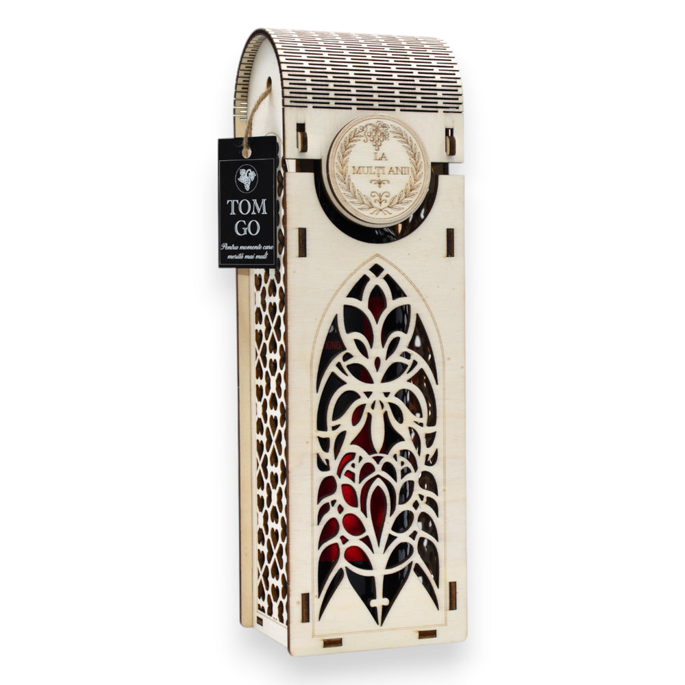 Ambalaj vin din lemn cu gravură „La mulți ani!” și decupaj frontal în stil gotic, pentru aniversări.