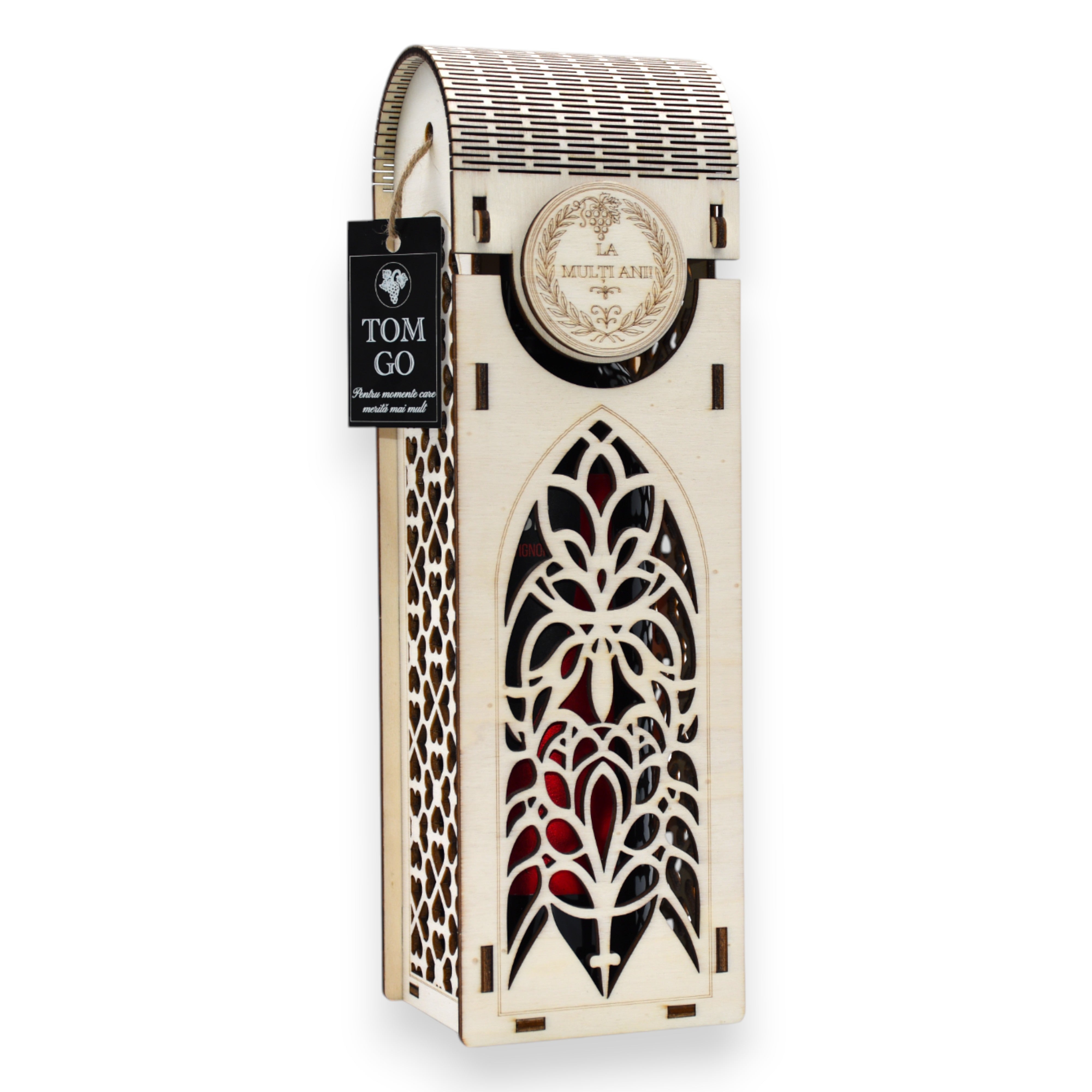 Ambalaj vin din lemn cu gravură „La mulți ani!” și decupaj frontal în stil gotic, pentru aniversări.