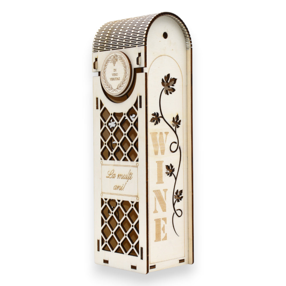 Cutie vin lemn gravată „La mulți ani” și decor viță de vie cu text WINE pe lateral, design rustic elegant.