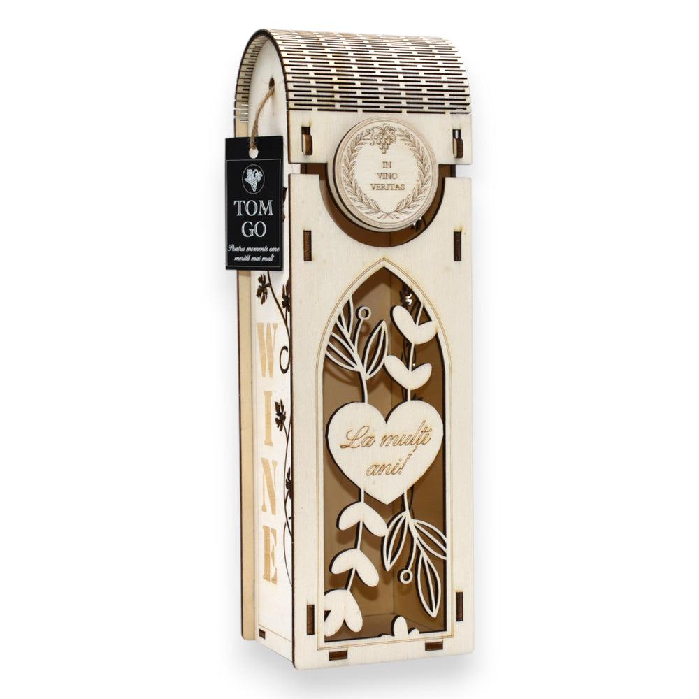 Cutie lemn personalizată „La mulți ani!” cu decupaj floral și text „WINE”, ideală pentru sticlă de vin cadou.