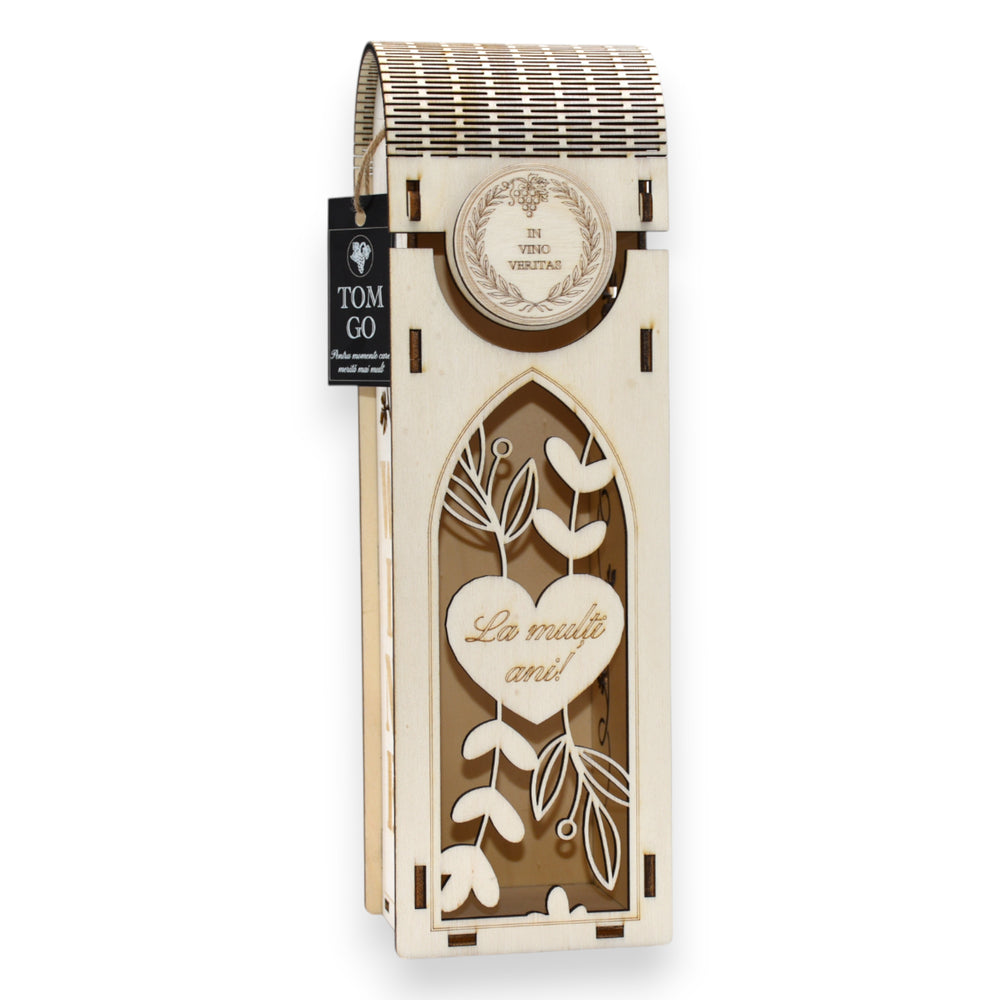 Ambalaj vin din lemn cu model viță-de-vie și text „WINE”, gravură „La mulți ani!”, cadou elegant și rafinat.