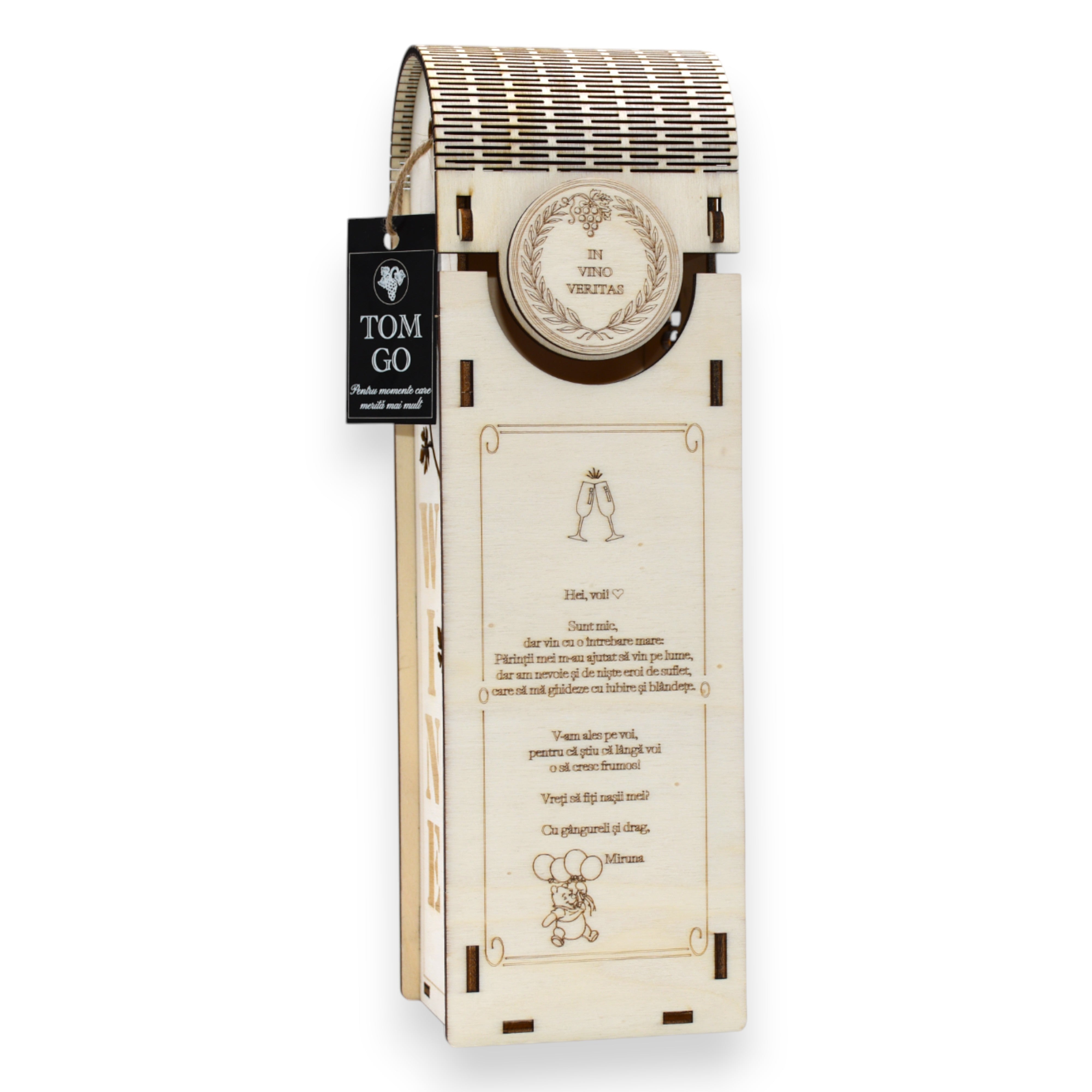 Cutie vin din lemn cu gravură artistică, finisaj natural și spațiu pentru sticlă de vin