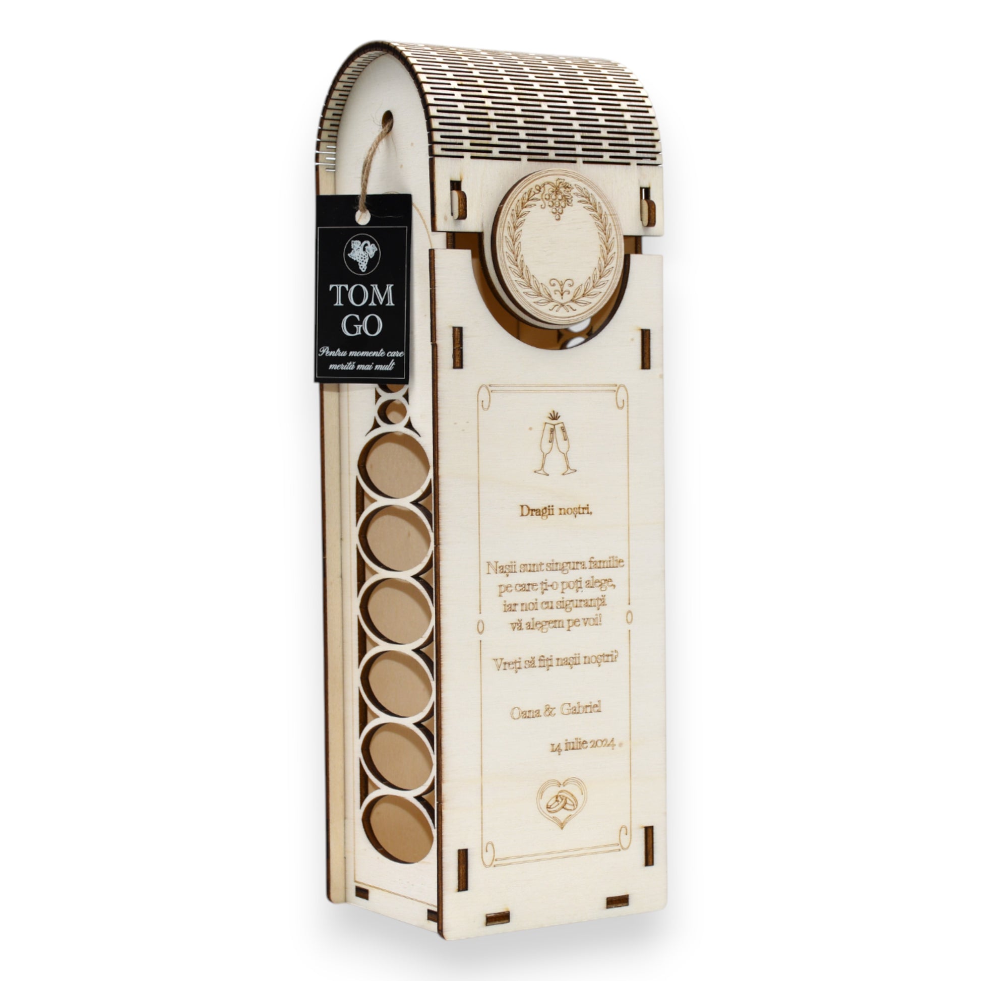 Cutie vin din lemn personalizată, cu model oval decupat pe lateral și capac arcuit, realizată prin gravură și decupaj laser