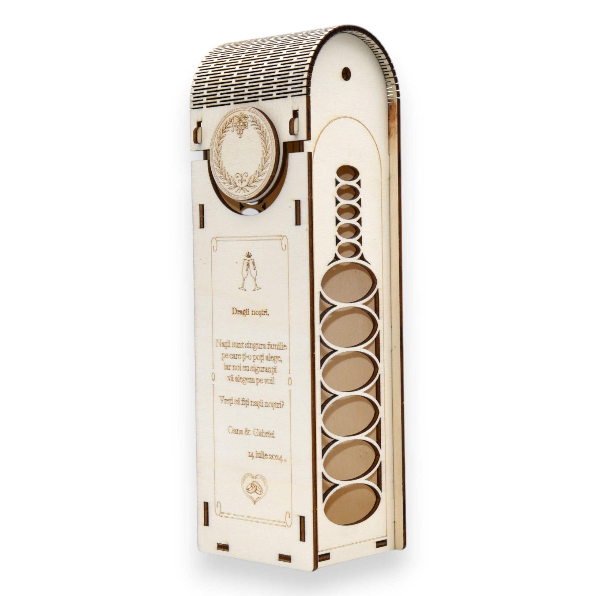 Cutie din lemn gravată, cu model oval decupat și capac arcuit flexibil, ideală pentru ocazii festive și evenimente importante