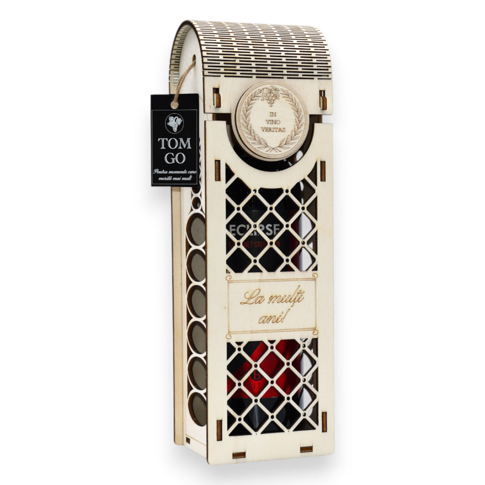 Ambalaj cadou elegant pentru vin cu motive romboidale și mesaj „La mulți ani!”