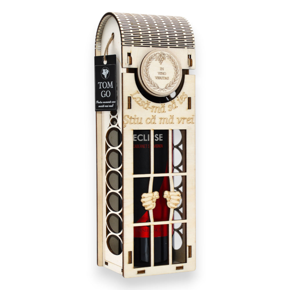 Ambalaj vin lemn personalizat cu mesaj amuzant și decupaje laterale circulare, finisat manual.