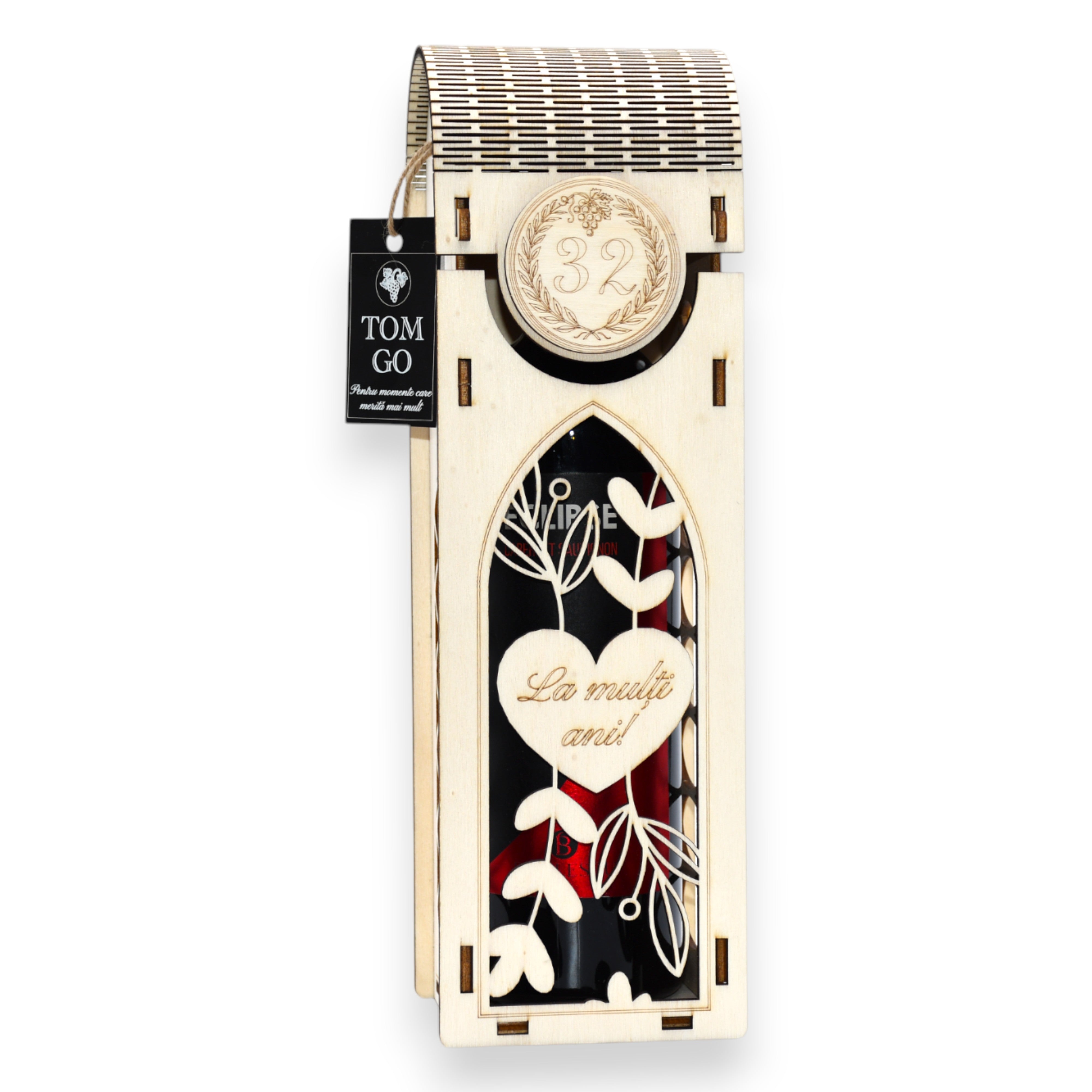 Ambalaj vin din lemn personalizat, cu model sticlă și cercuri, gravură „La mulți ani!”, finisaj natural.