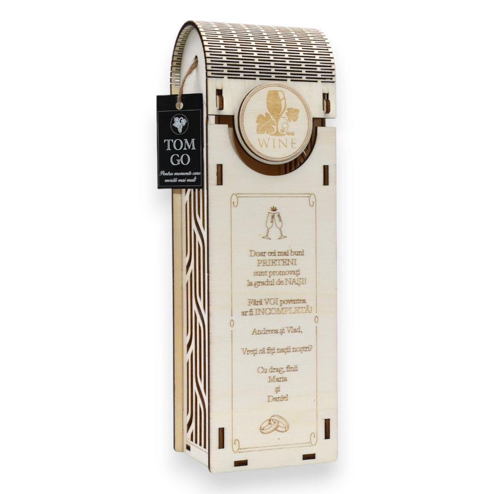 Cutie din lemn pentru vin, cu model abstract decupat și mesaj gravat pentru invitație nași, capac curbat.
