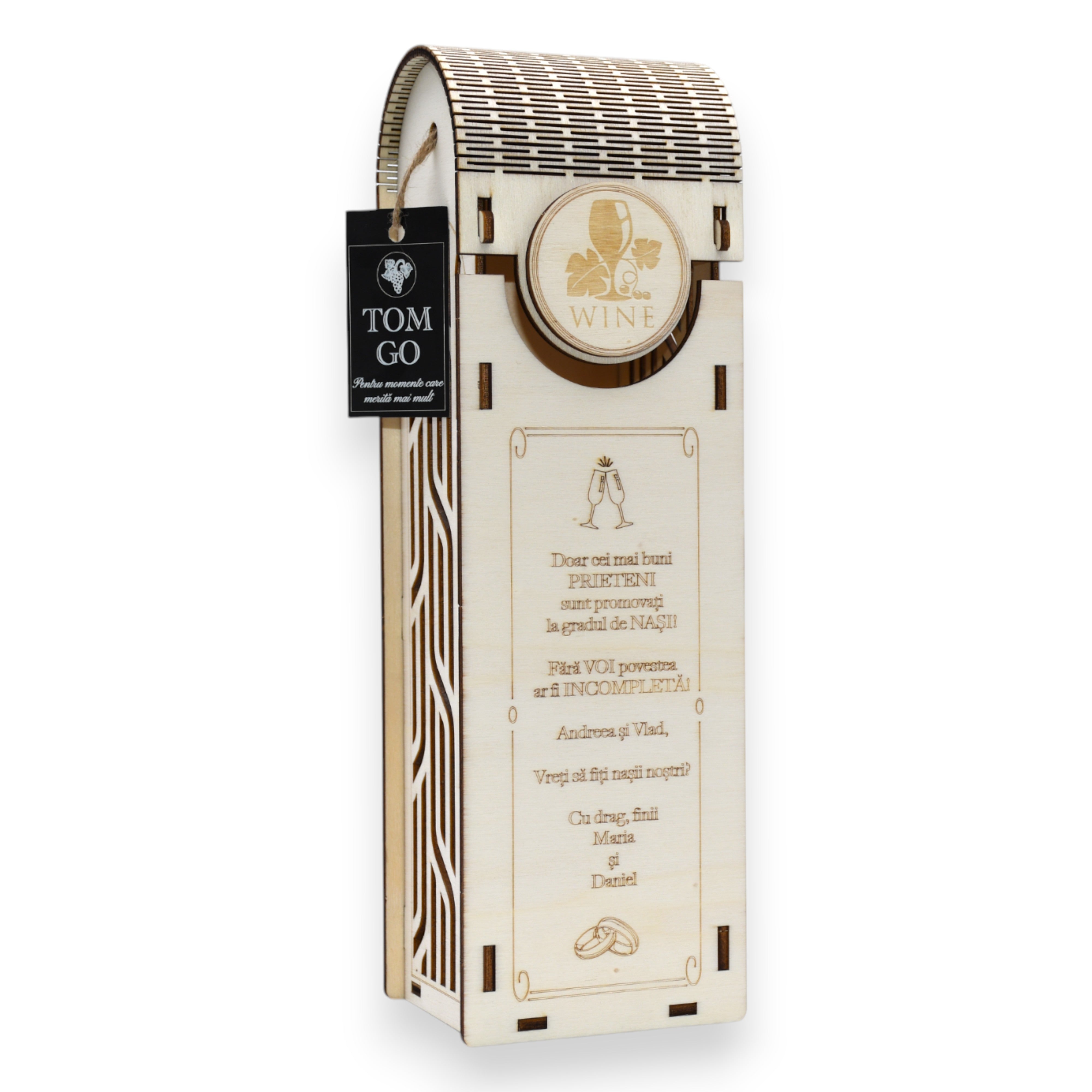 Cutie din lemn pentru vin, cu model abstract decupat și mesaj gravat pentru invitație nași, capac curbat.