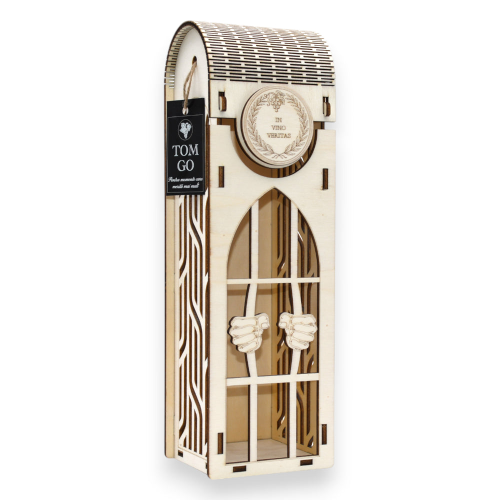 Cutie din lemn cu design tip închisoare, cu gratii și mâini 3D, ideală pentru un cadou creativ cu vin