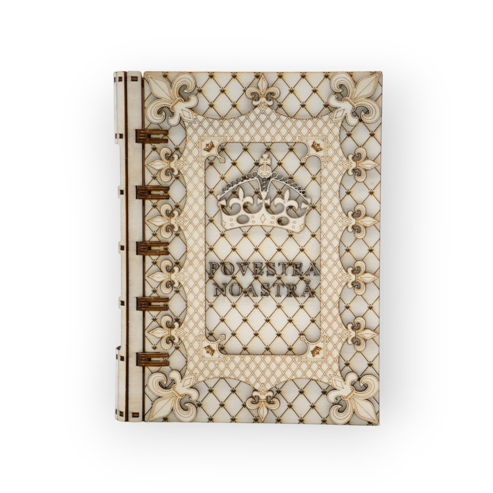 cutie carte personalizata povestea noastra cu decor regal gravat in lemn


