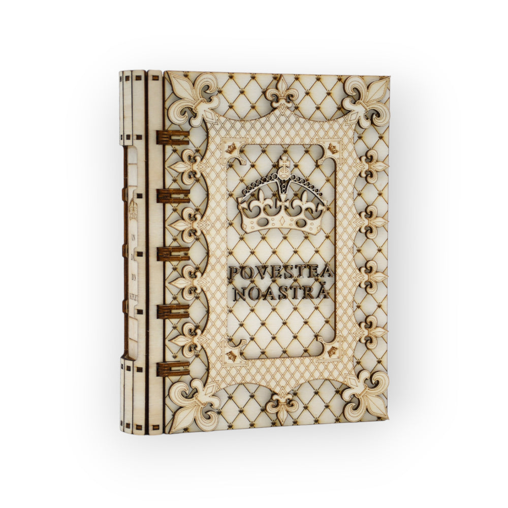 cutie eleganta din lemn cu text povestea noastra si coroana gravata

