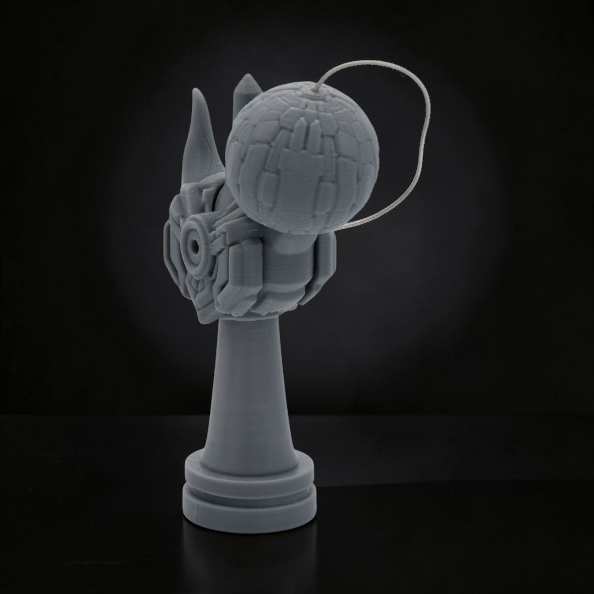 Tom G Kendama Geeker Iron S, gri, din plastic, cu design futurist, ideal pentru jucători experimentați.