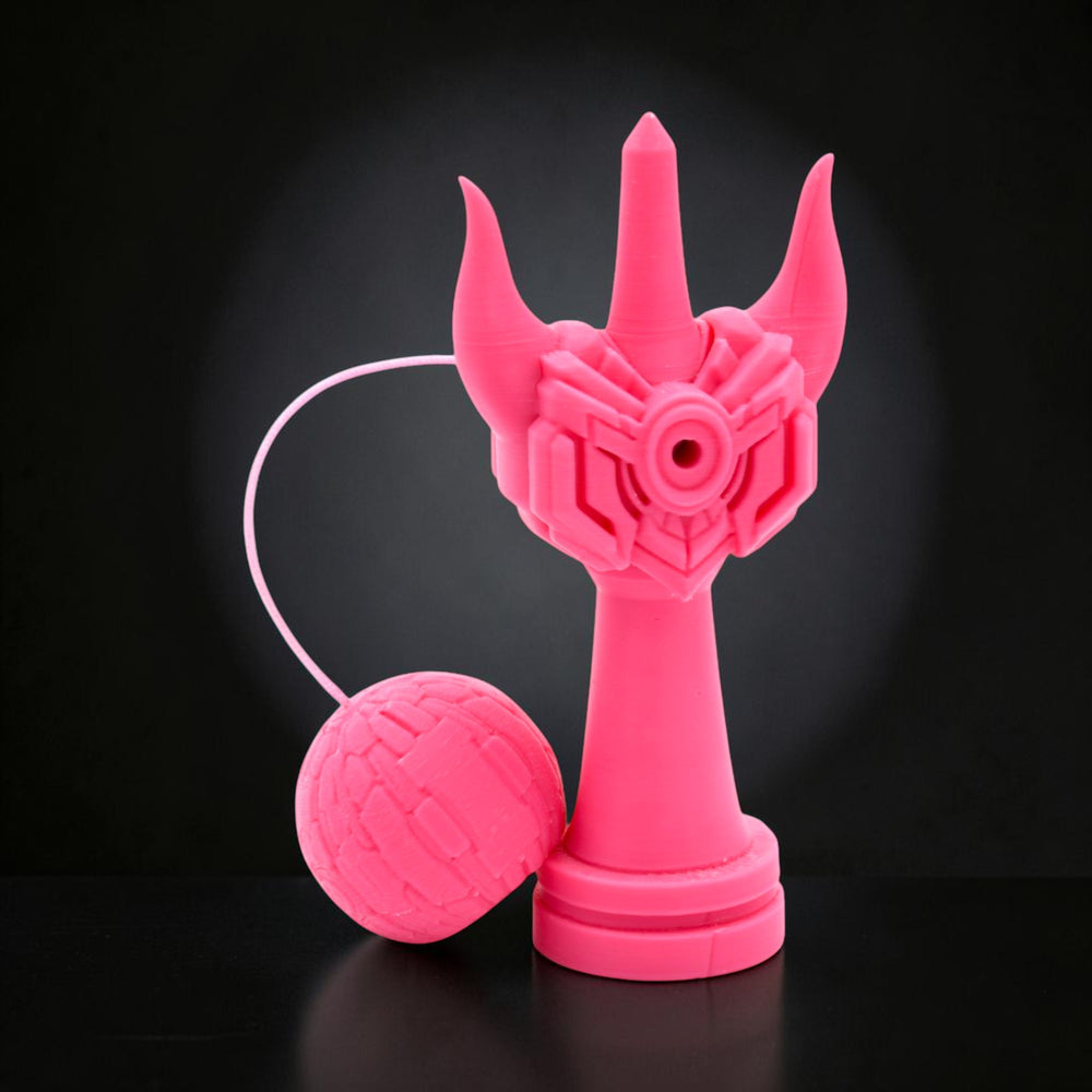 Kendama Geeker Iron S roz, din plastic, cu un design inspirat de armură, ideal pentru jucători experimentați.