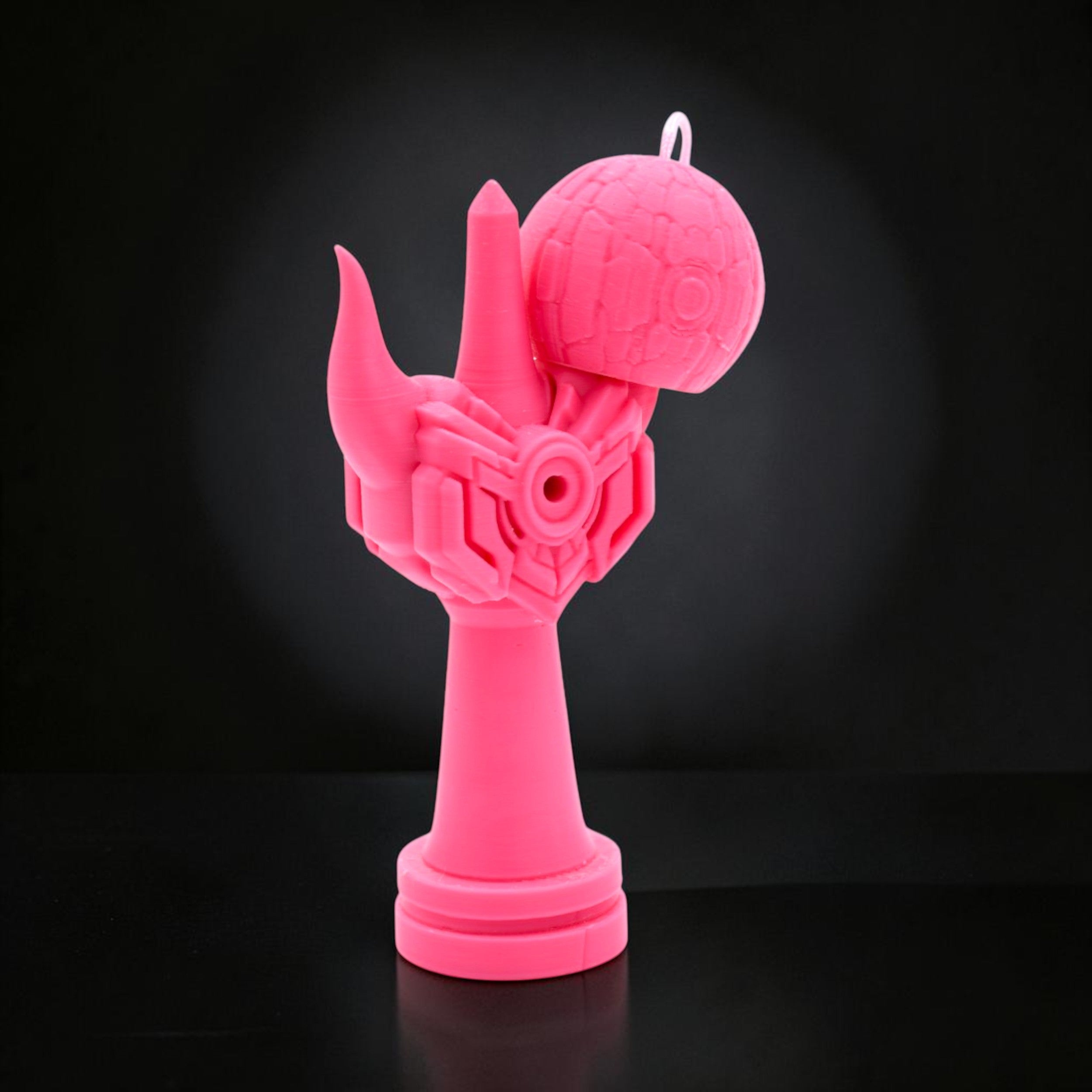 Kendama Geeker Iron S, roz, din plastic, cu un design futurist, inspirat de armuri.