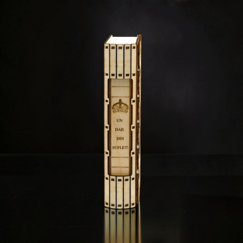 Cutie cadou Tom GO din lemn, în formă de carte, cu inscripția „Un dar din suflet” și o coroană gravată.