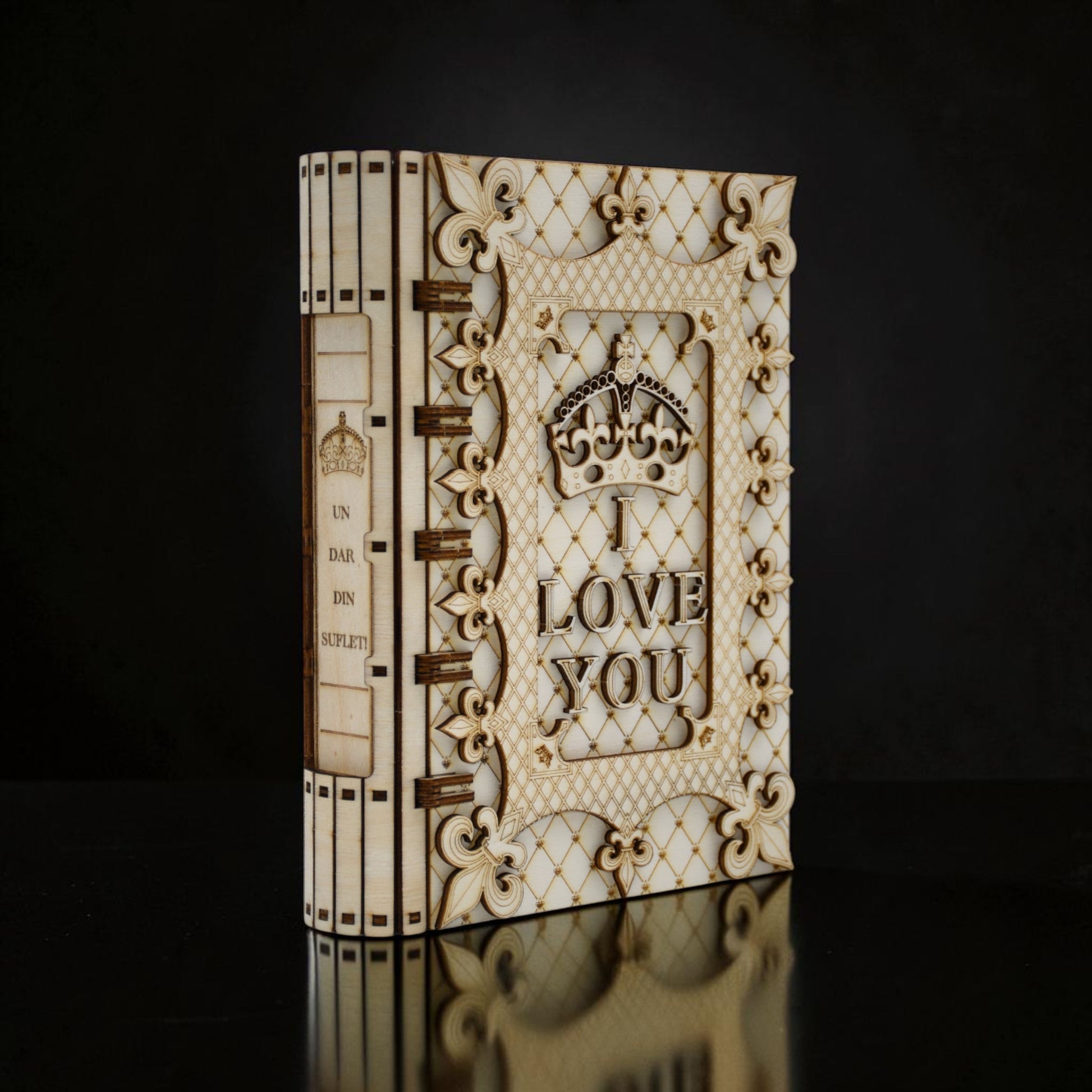 Cutie cadou Tom GO din lemn, în formă de carte, cu mesajul „I LOVE YOU” și coroană decorativă.