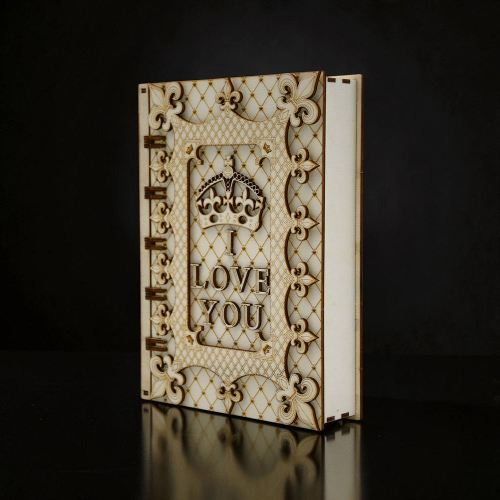 Cutie cadou Tom GO din lemn, în formă de carte, cu mesajul „I LOVE YOU” și coroană gravată, ideală pentru iubită.