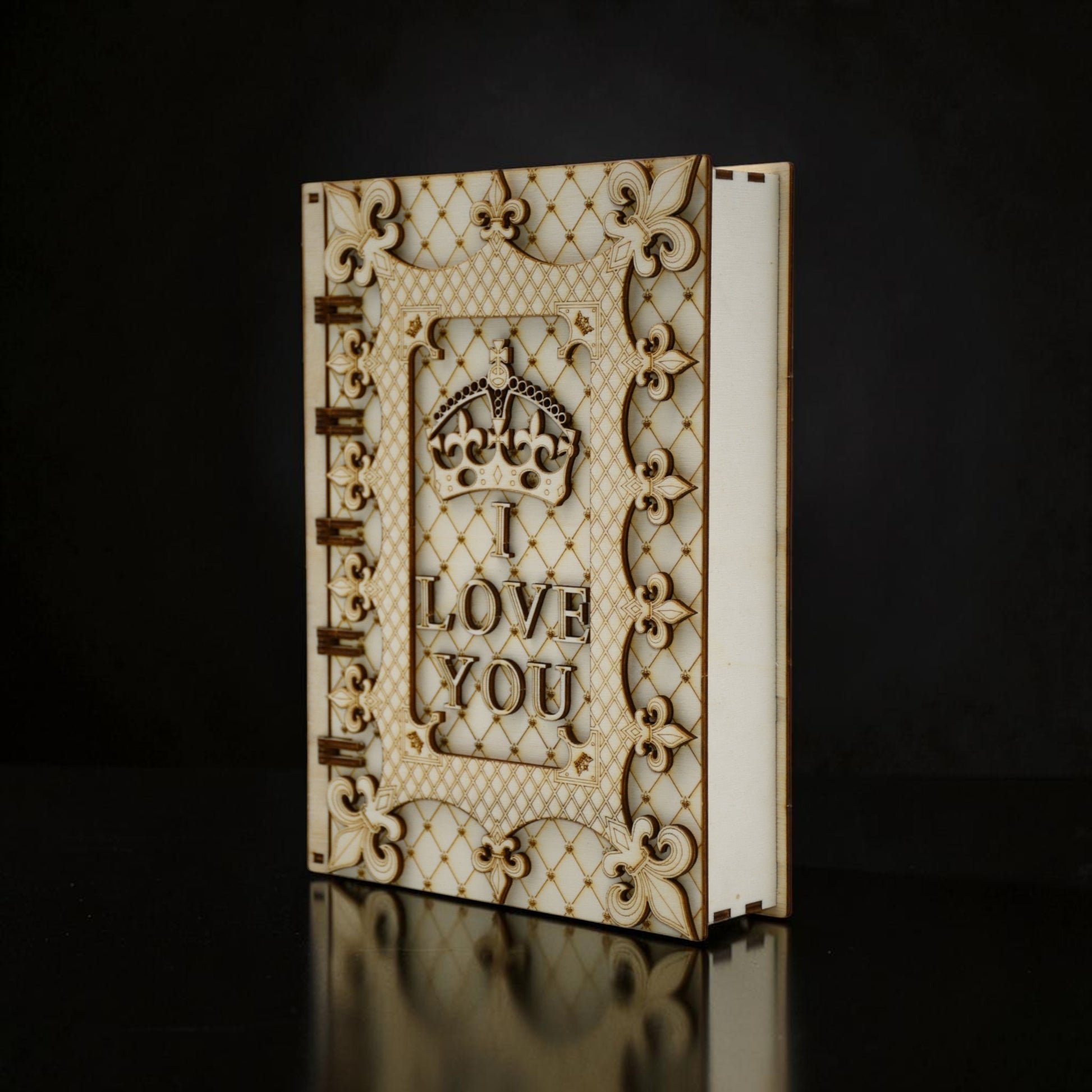 Cutie cadou Tom GO din lemn, în formă de carte, cu mesajul „I LOVE YOU” și coroană gravată, ideală pentru iubită.