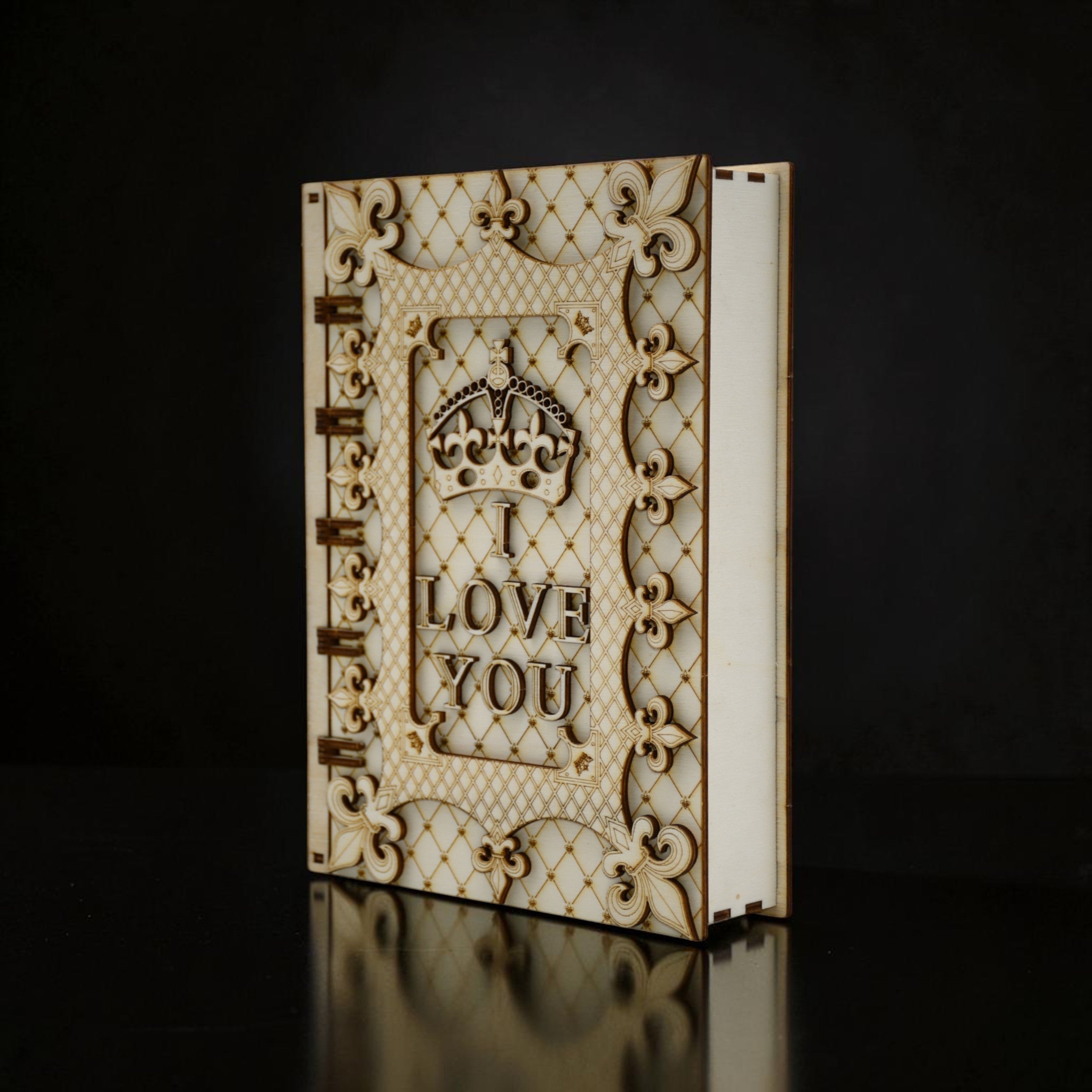 Cutie cadou Tom GO din lemn, în formă de carte, cu mesajul „I LOVE YOU” și coroană gravată, ideală pentru iubită.