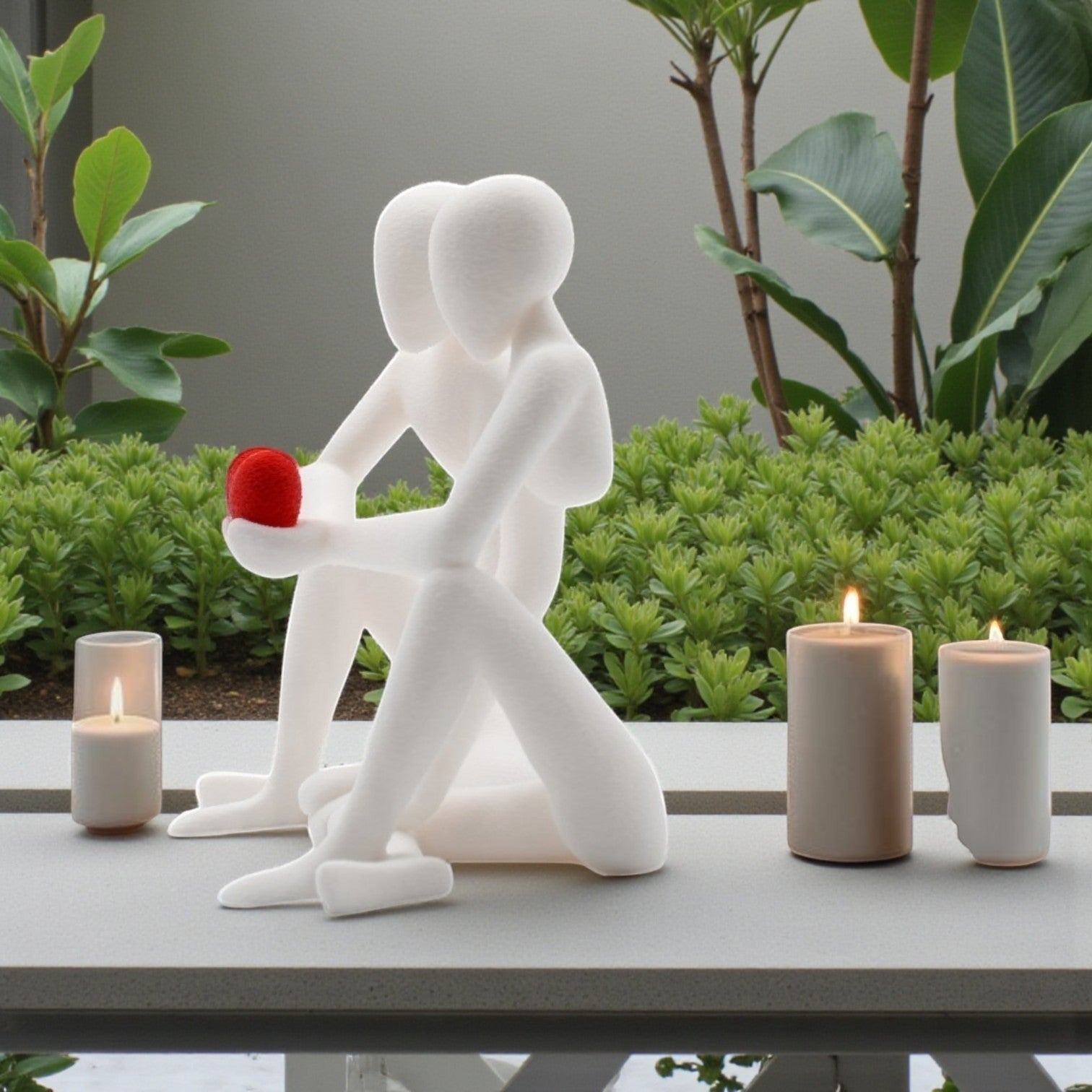 Figurină decorativă Tom GO, alb mat, cuplu stilizat ținând o inimă roșie, design modern, 120 caractere