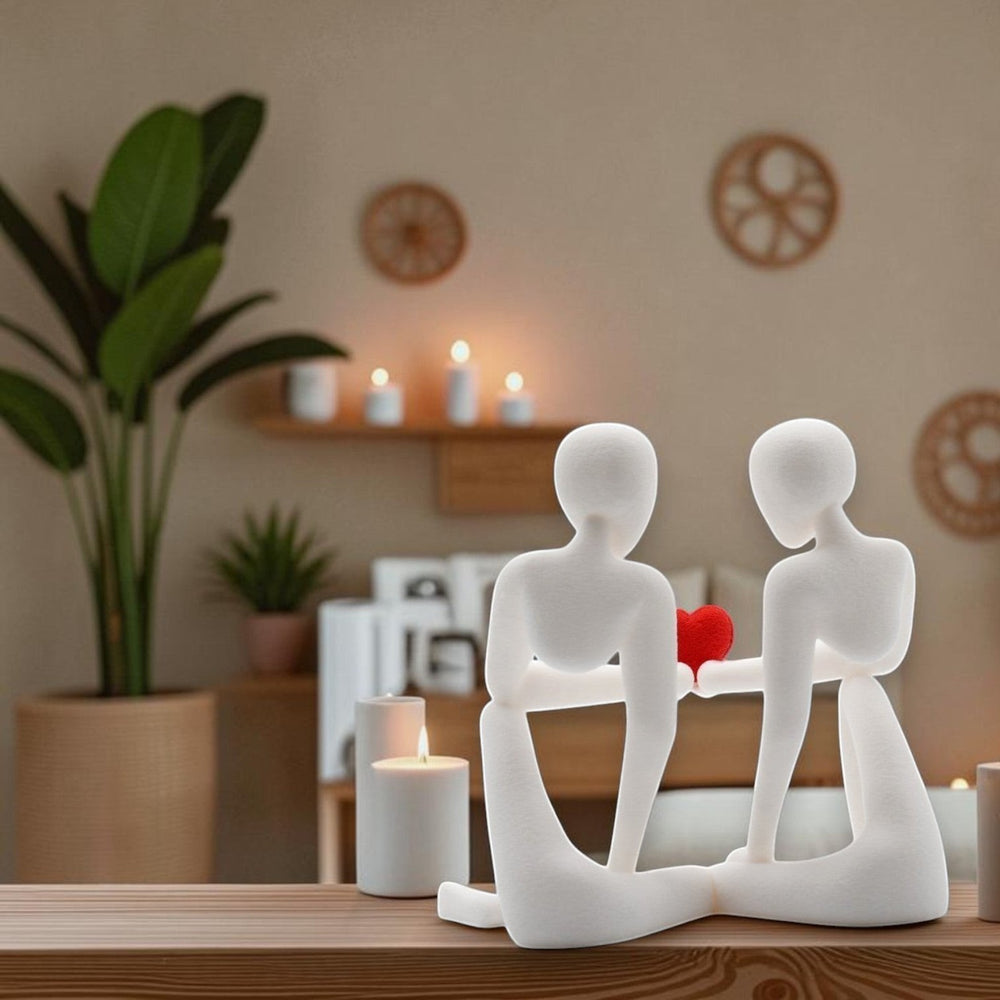 Tom GO figurină albă mată, cuplu stilizat, ținând o inimă roșie, decor modern