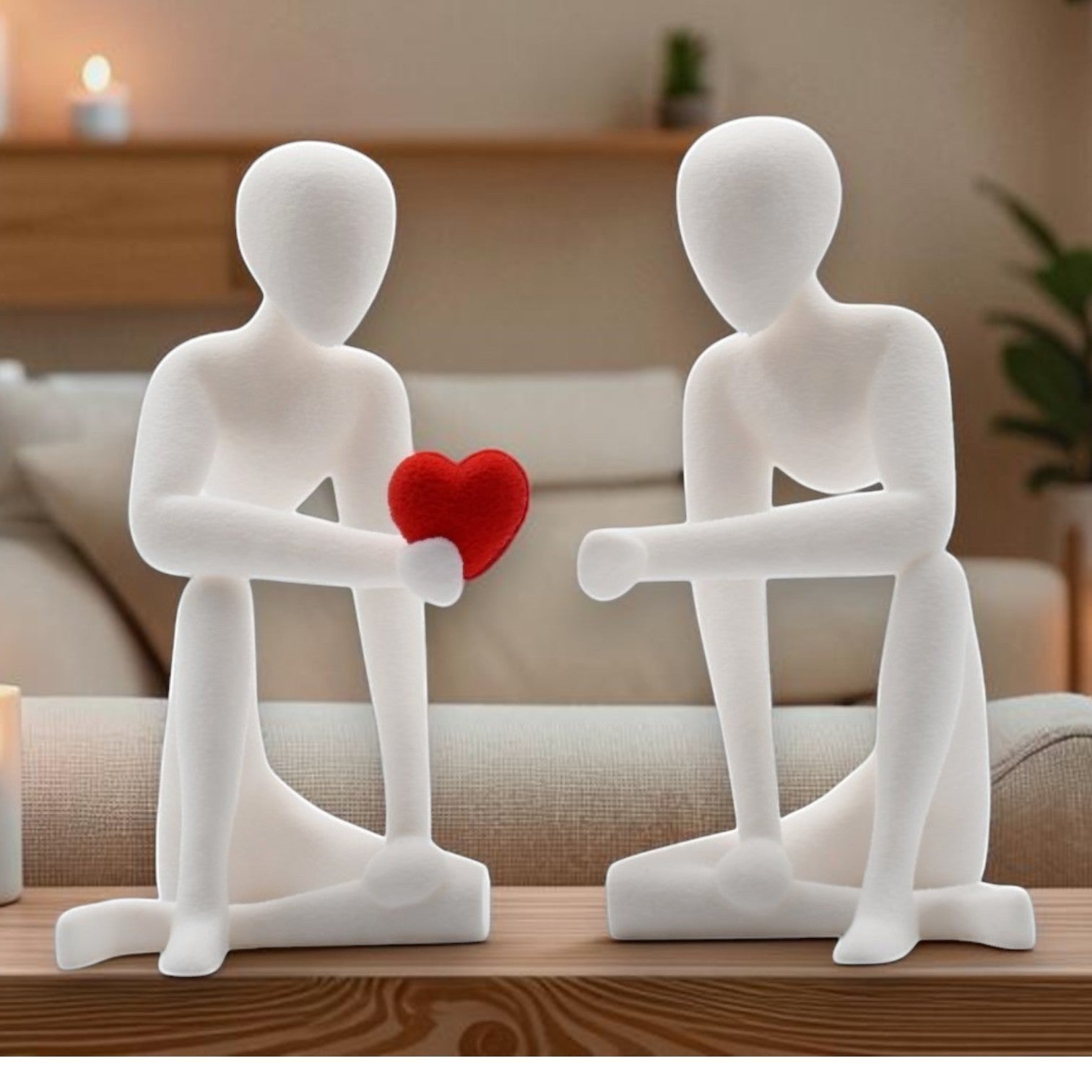 Tom GO figurină decorativă albă, mată, cuplu stilizat ținând o inimă roșie, decor modern