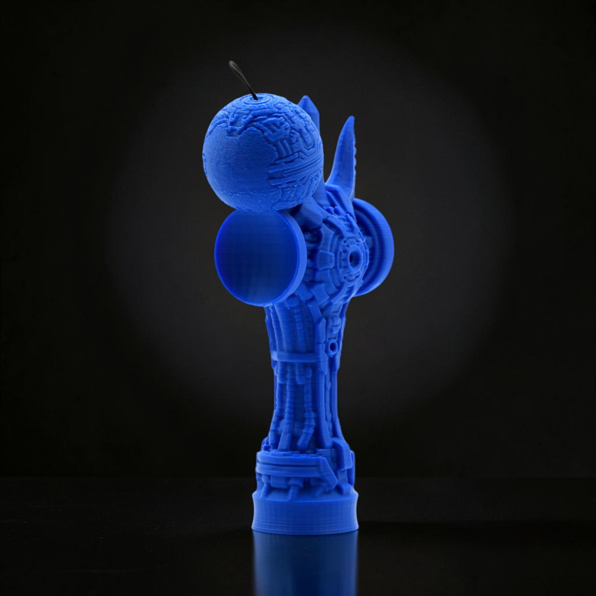 Skill toy Geeker TOM Angel de la Tom GO, albastru, imprimat 3D din PLA+, cu design futurist și cupe laterale.