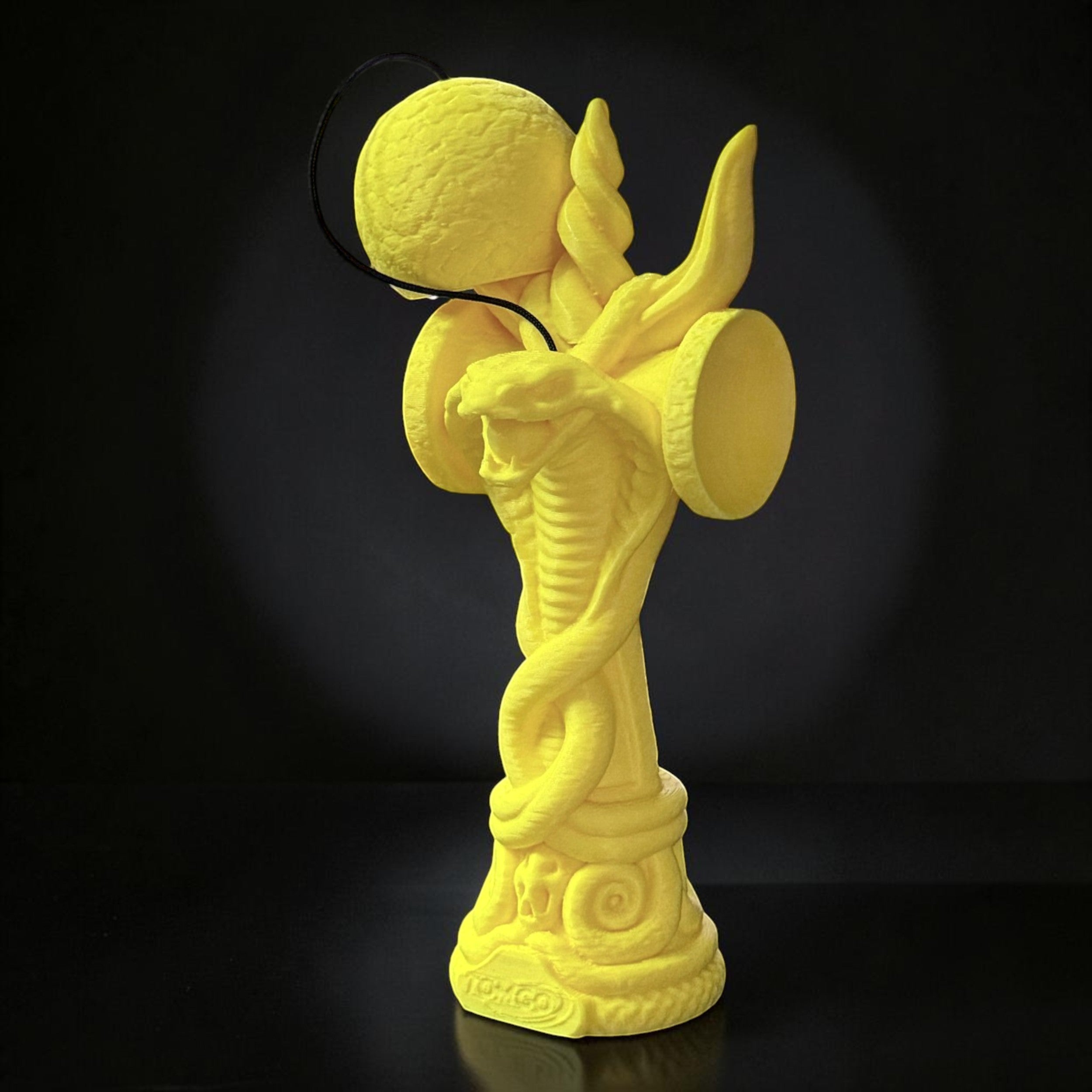 Jucărie Kendama Tom GO cu design de șarpe Cobra, din lemn de fag, galben vibrant, pentru coordonare și distracție.