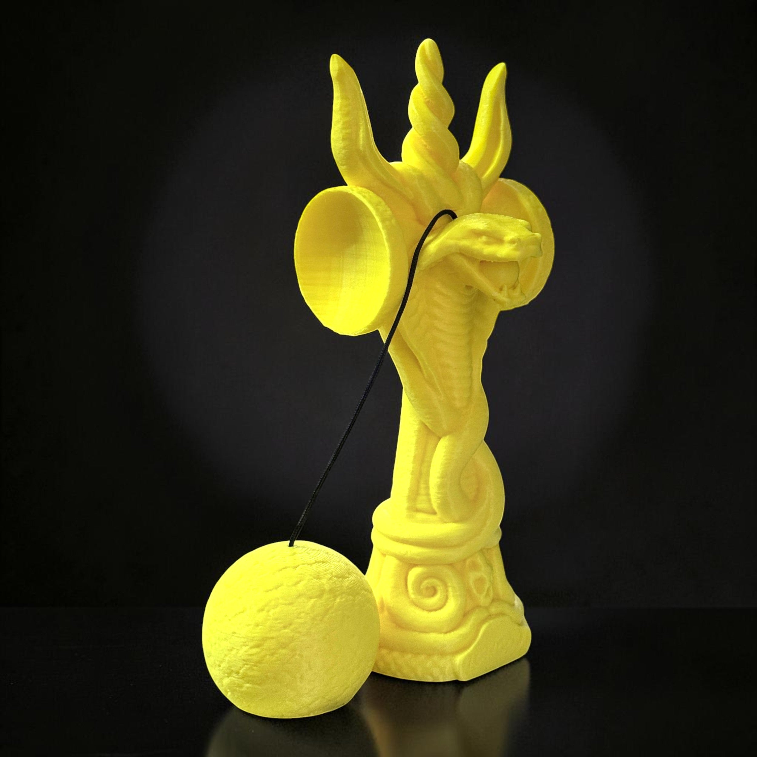 Jucărie Kendama Cobra Tom GO, galbenă, din lemn, cu design detaliat de șarpe și bilă