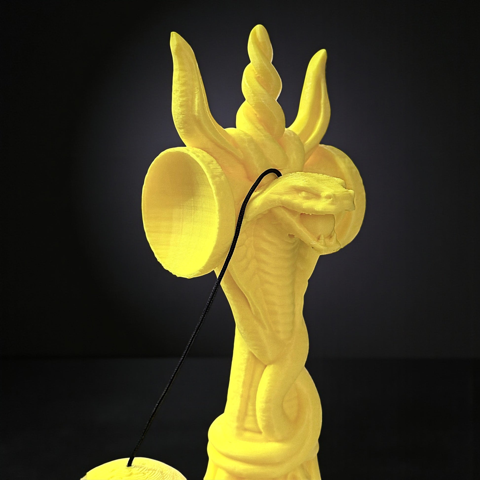 Jucărie Kendama Cobra Tom GO, galbenă, din lemn, cu design de șarpe încolăcit și coarne