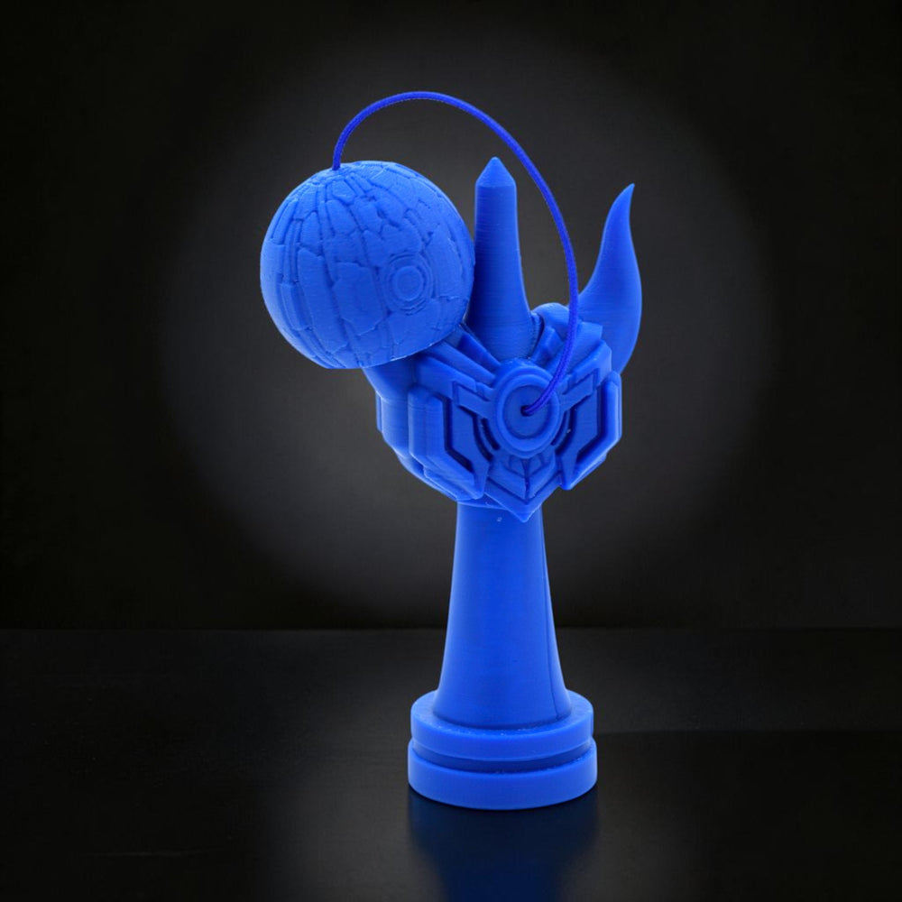 Tom GO Kendama Geeker Iron S, albastru, cu șnur albastru, design futurist, din plastic, pentru jocuri de precizie.