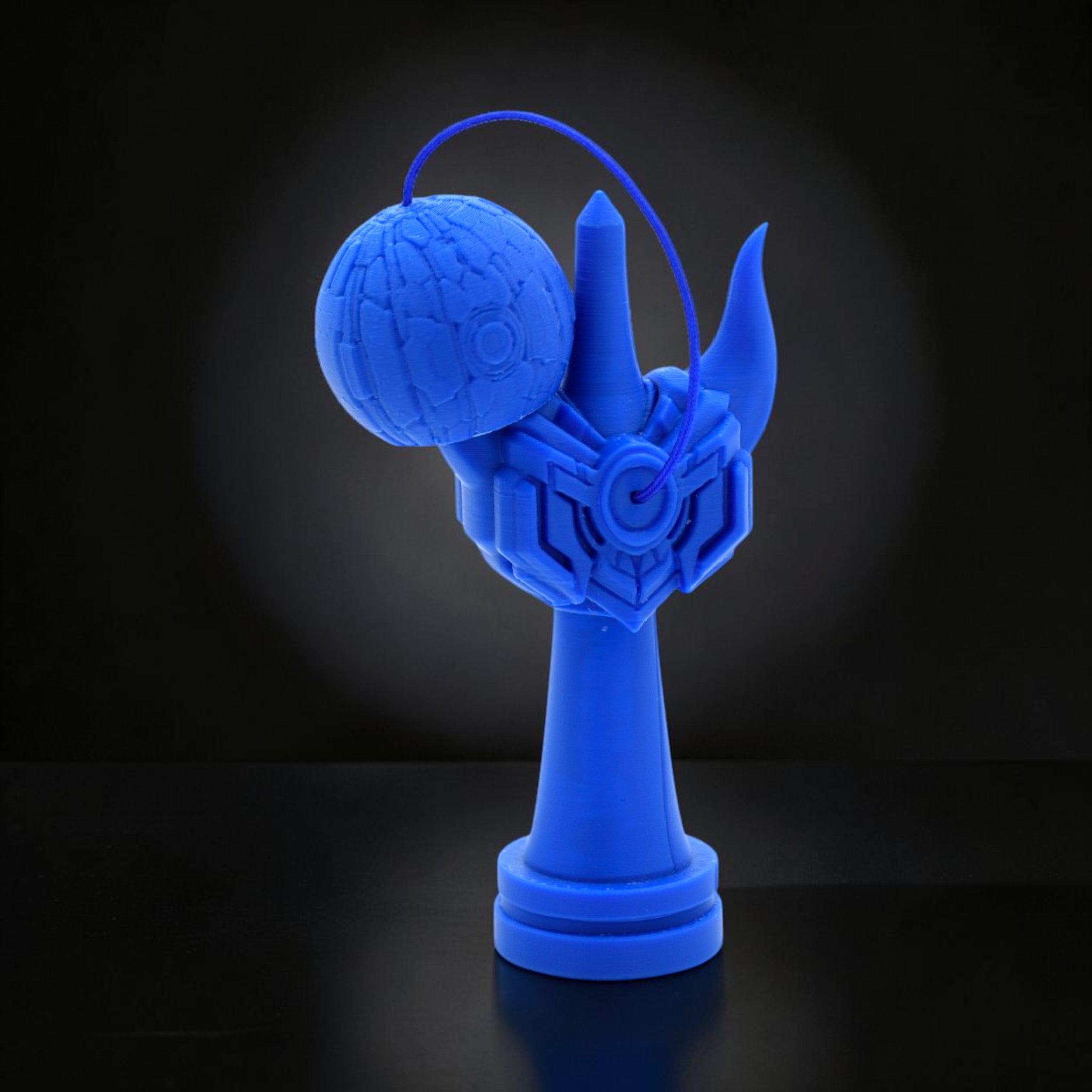 Tom GO Kendama Geeker Iron S, albastru, cu șnur albastru, design futurist, din plastic, pentru jocuri de precizie.